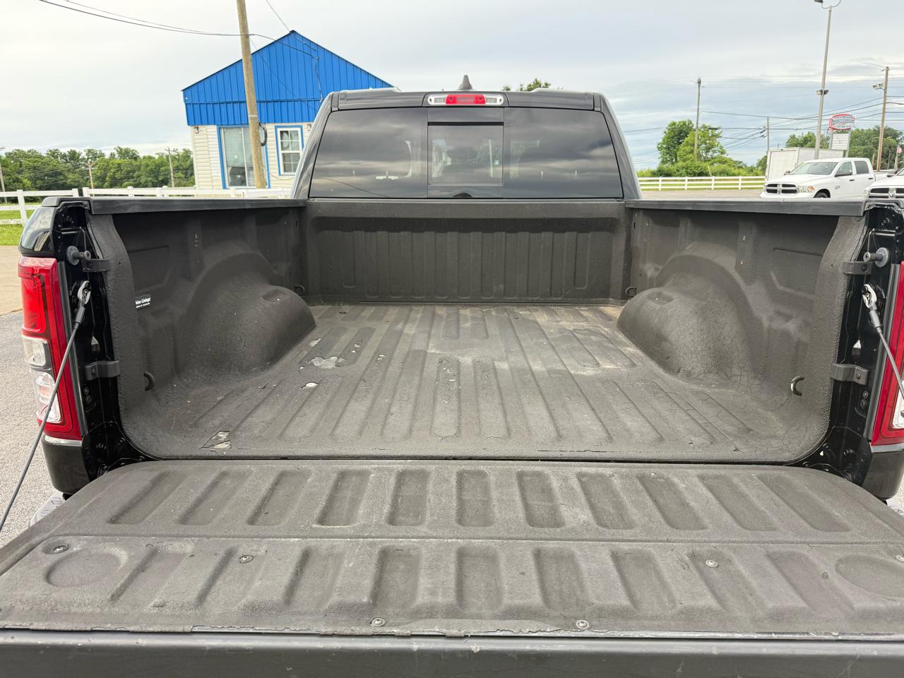 RAM 1500 Big Horn 4x4 Quad Cab 6'4" Box 2021
