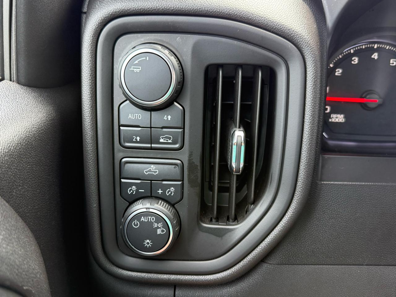 Chevrolet Silverado 1500 4WD Crew Cab 147" Custom 2020