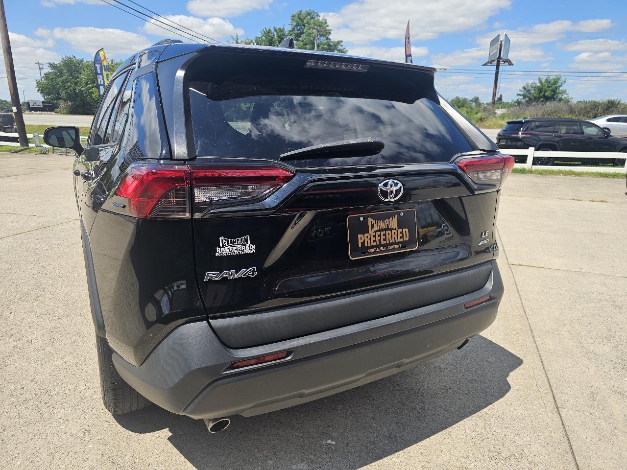 Toyota RAV4 LE AWD (Natl) 2019