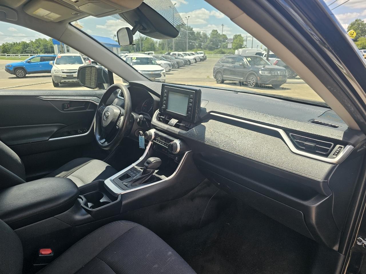 Toyota RAV4 LE AWD (Natl) 2019