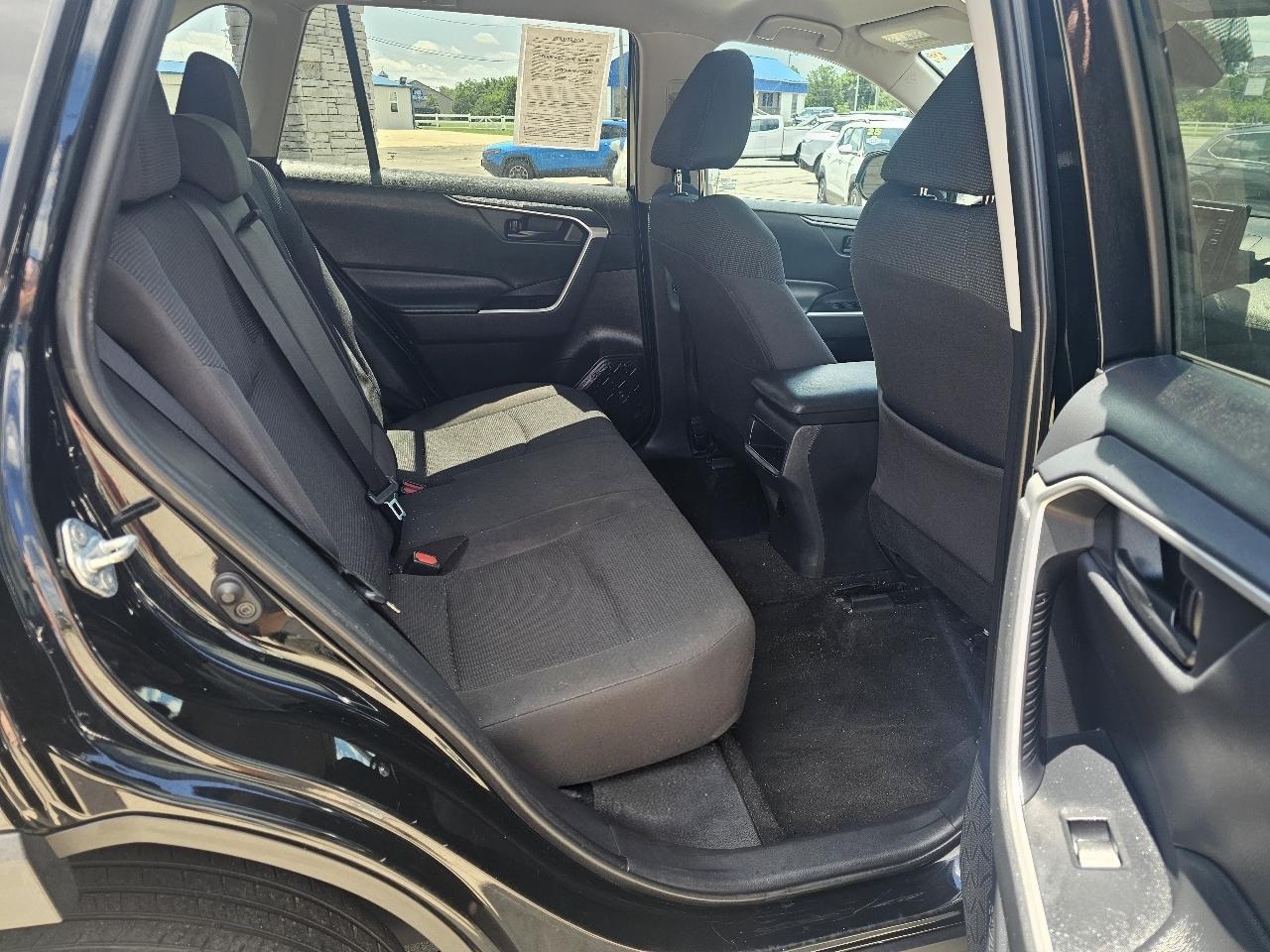 Toyota RAV4 LE AWD (Natl) 2019