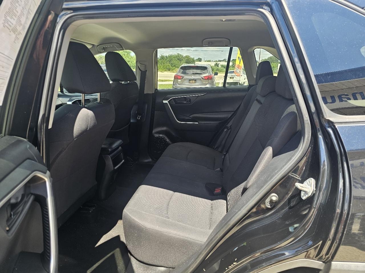 Toyota RAV4 LE AWD (Natl) 2019