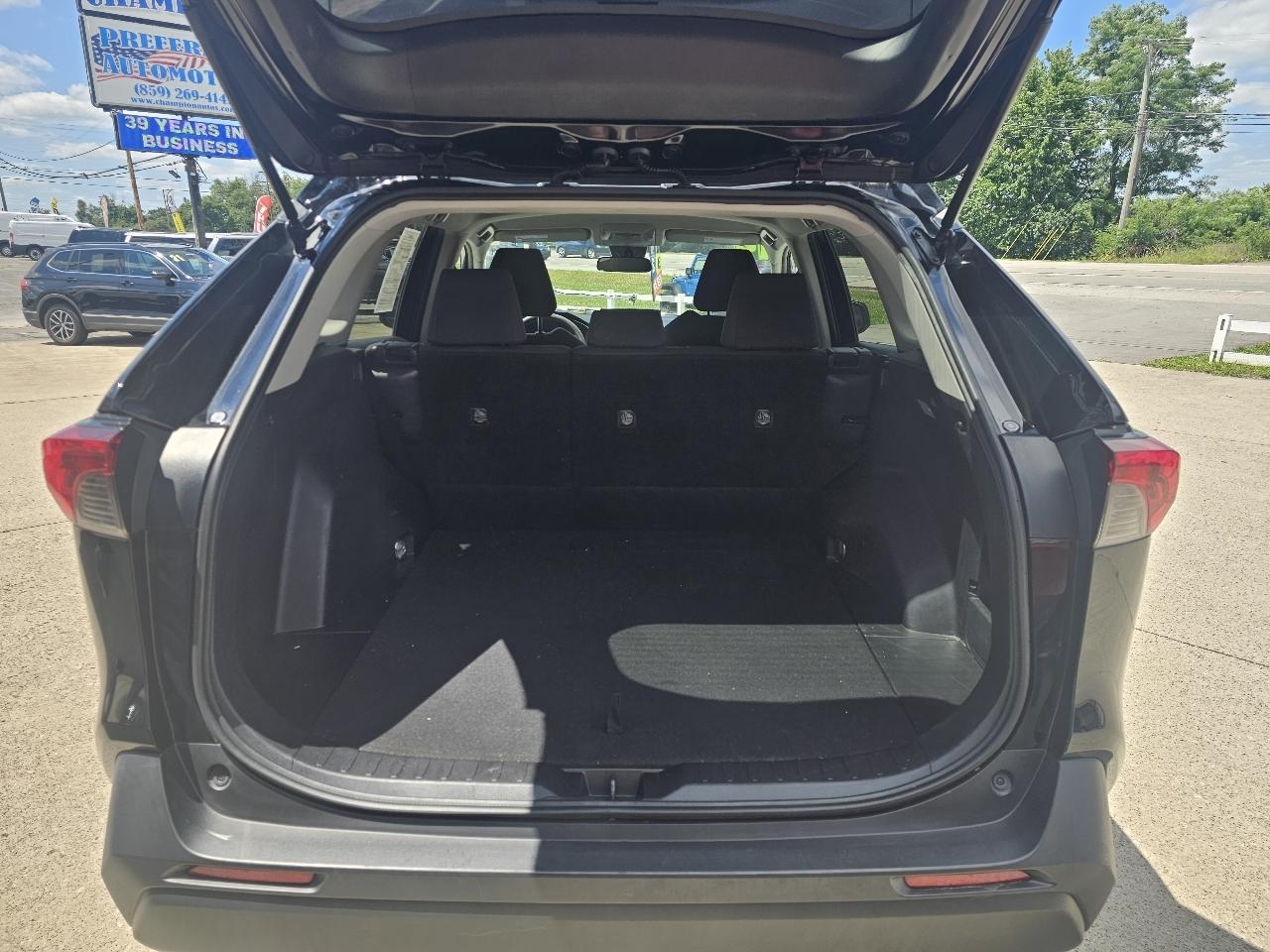 Toyota RAV4 LE AWD (Natl) 2019