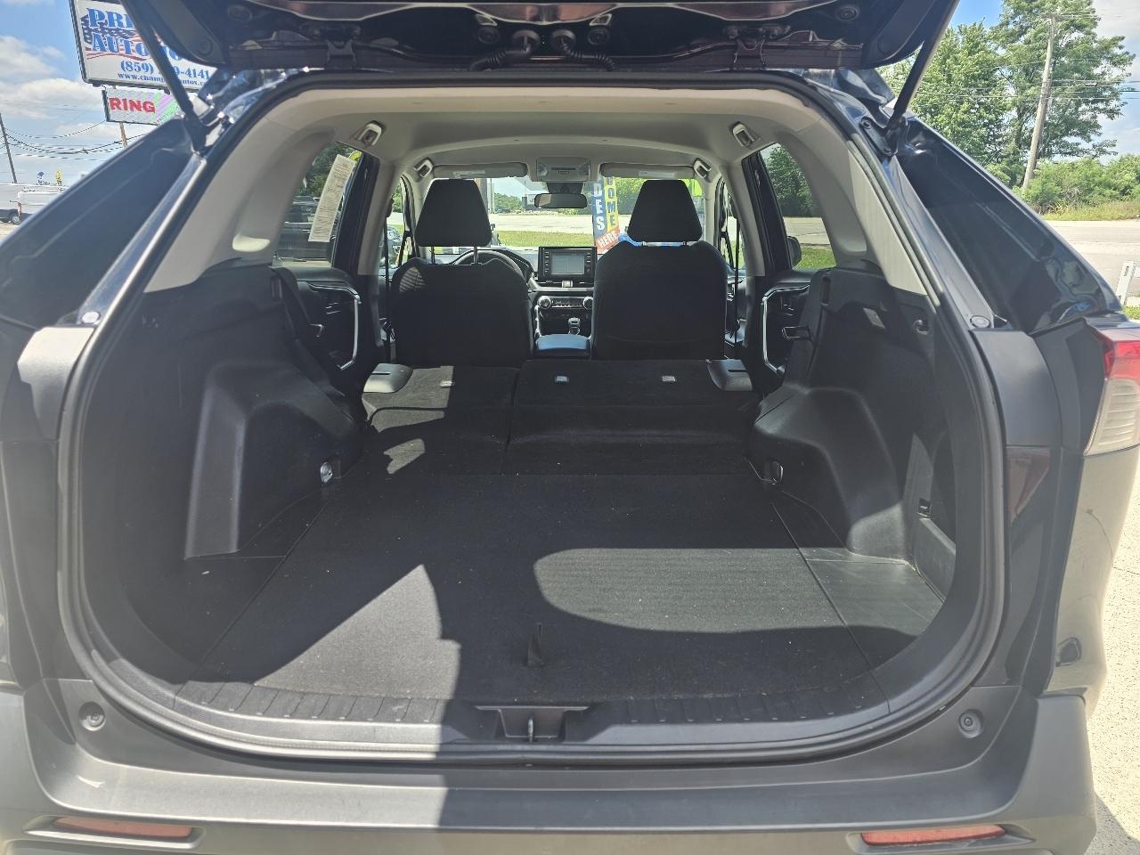 Toyota RAV4 LE AWD (Natl) 2019