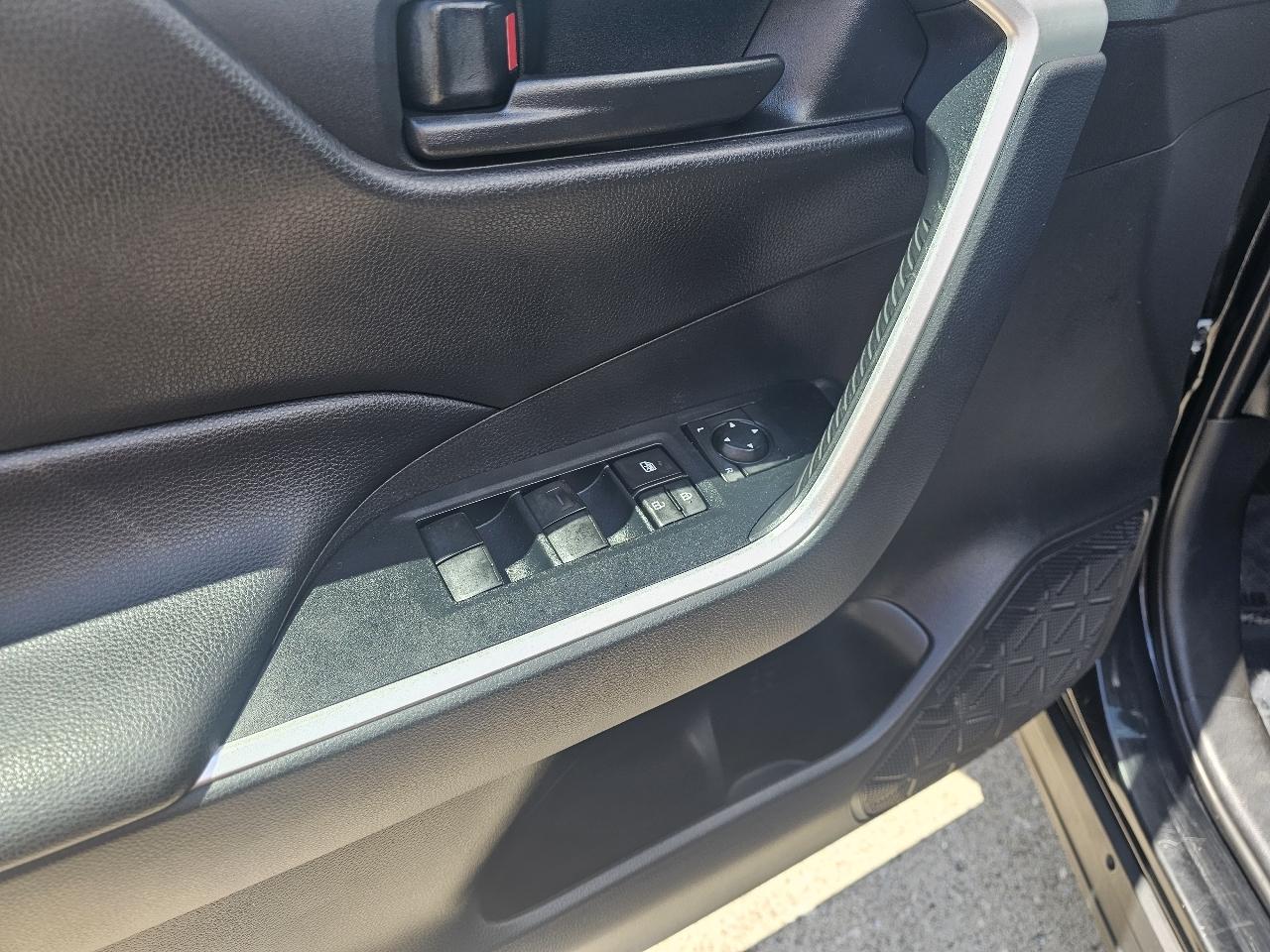 Toyota RAV4 LE AWD (Natl) 2019