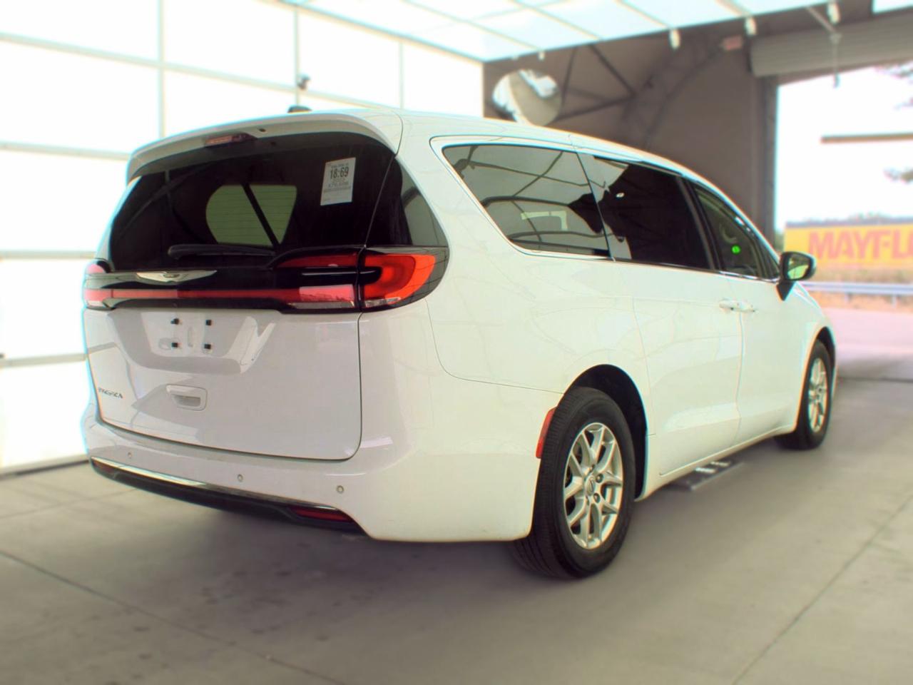 Chrysler Pacifica Touring L FWD 2023