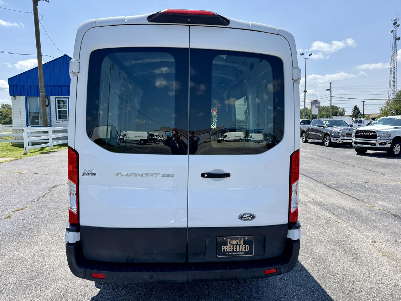 Ford Transit Van T-250 130" Med Rf 9000 GVWR Sliding RH Dr 2019
