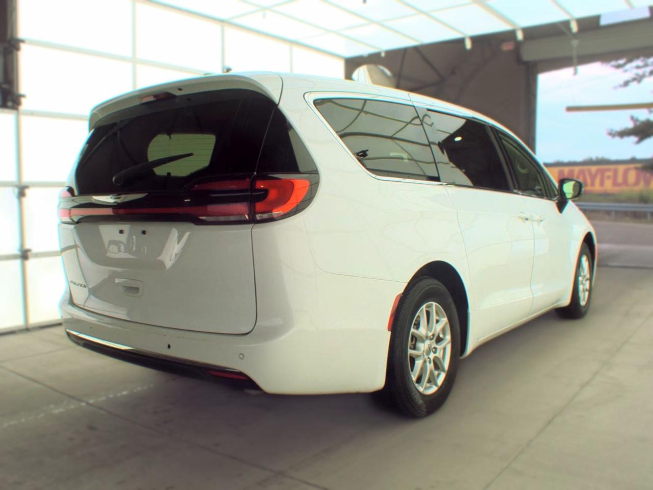 Chrysler Pacifica Touring L FWD 2024