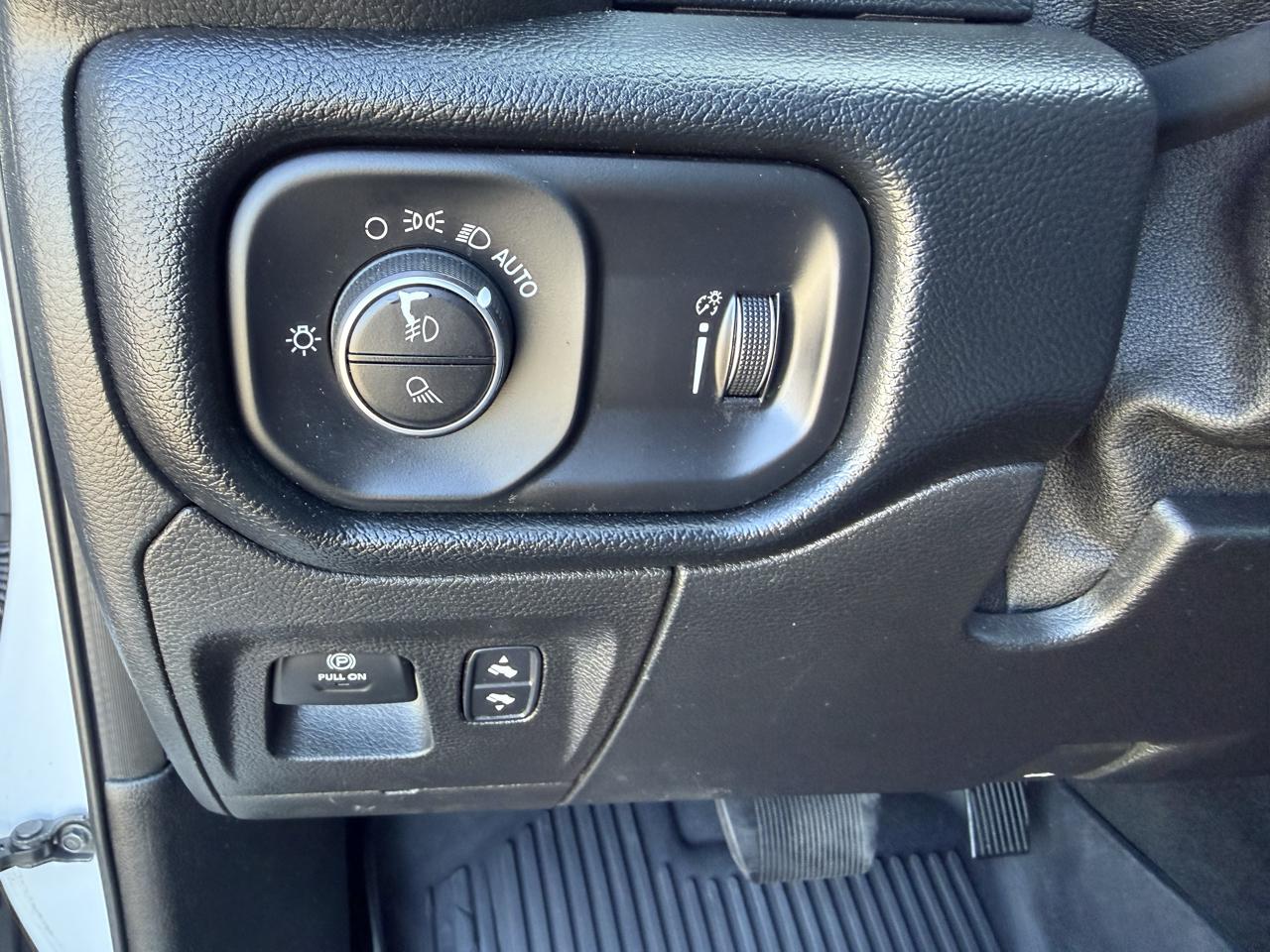 RAM 1500 Big Horn 4x4 Crew Cab 5'7" Box 2020