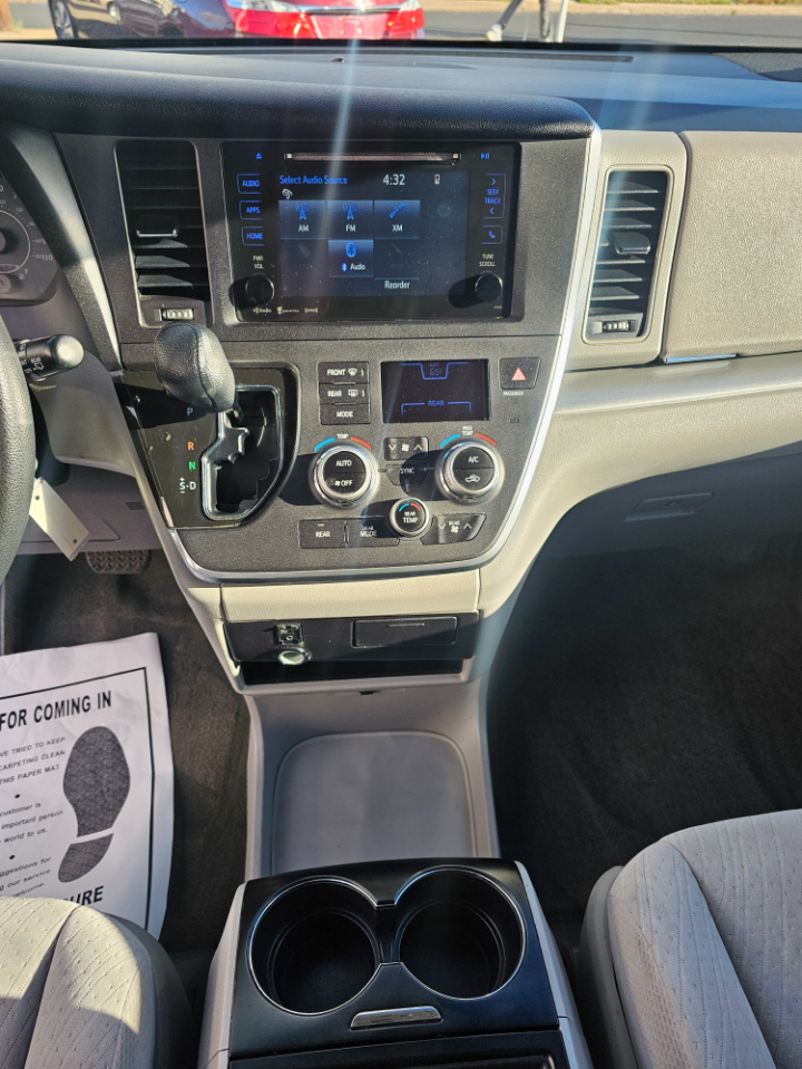 Toyota Sienna LE 7-Passenger AWD 2017 Toyota Sienna LE 7-Passenger AWD 2017