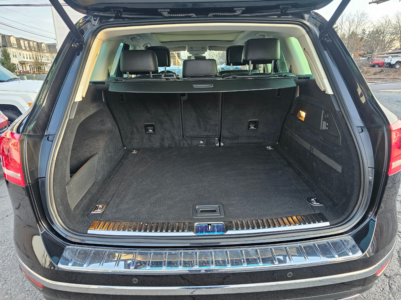 2016 Volkswagen Touareg FSI Sport Lux Executive photo 2