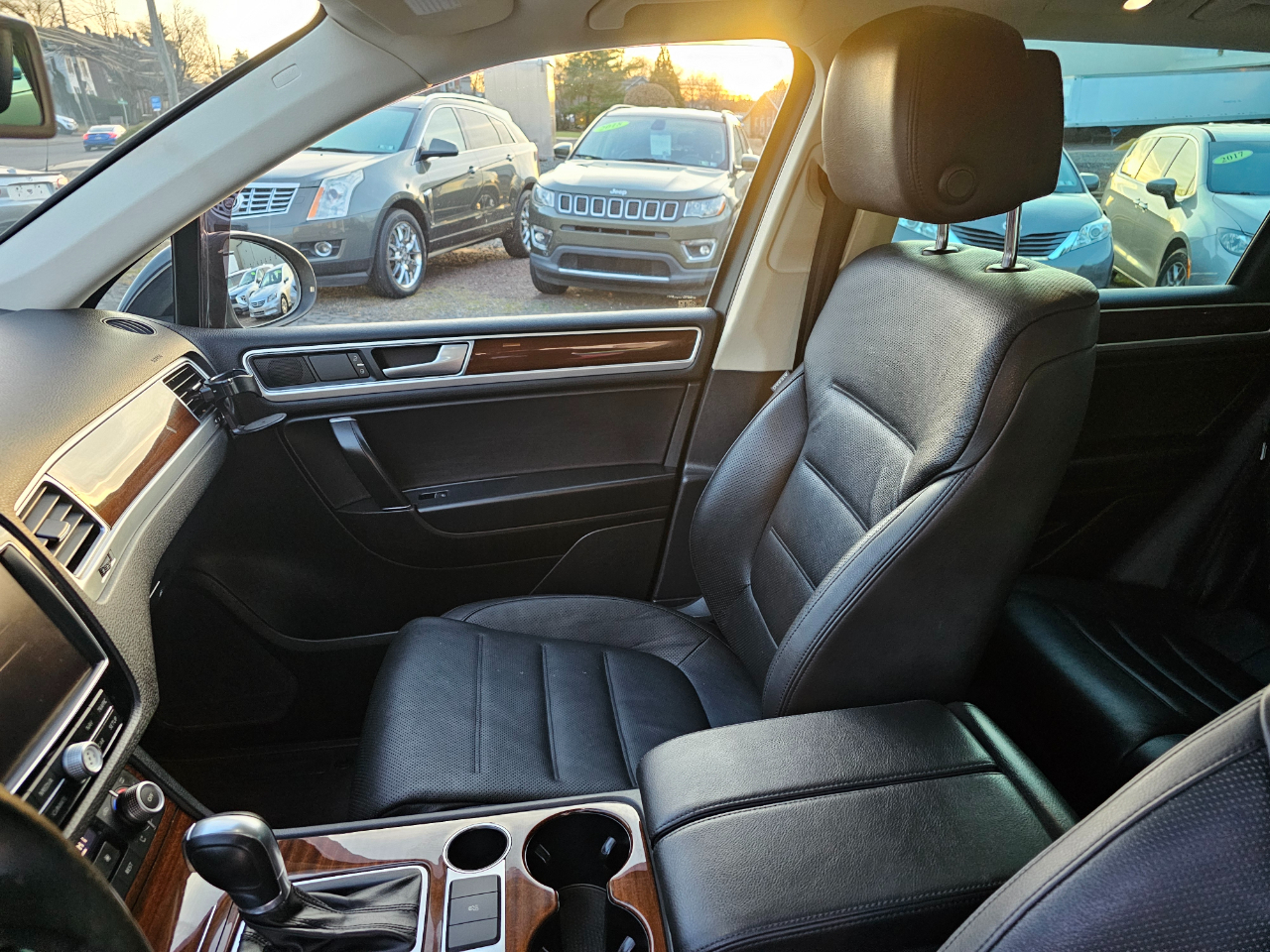 2016 Volkswagen Touareg FSI Sport Lux Executive photo 4