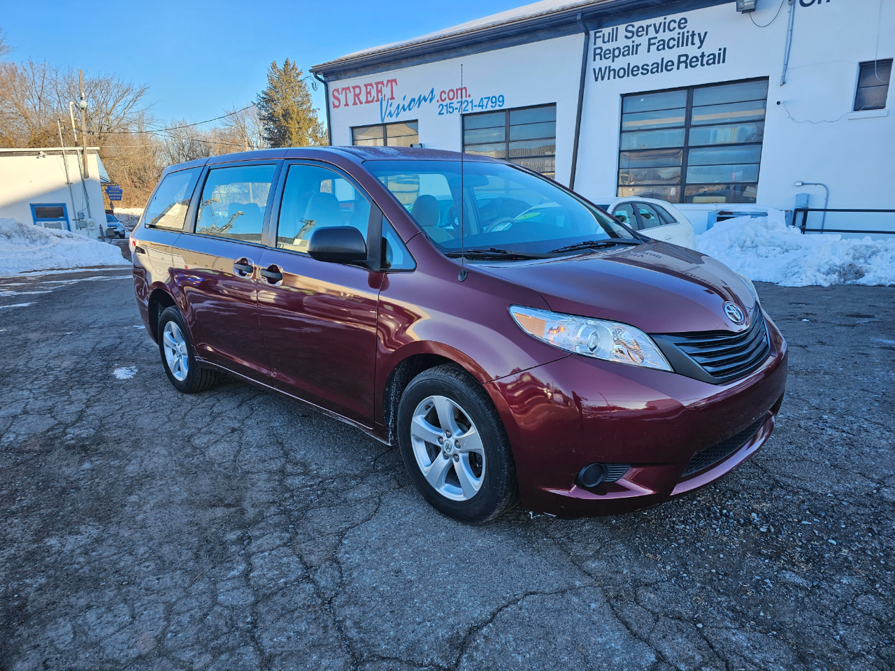 Toyota Sienna Base V6 2011