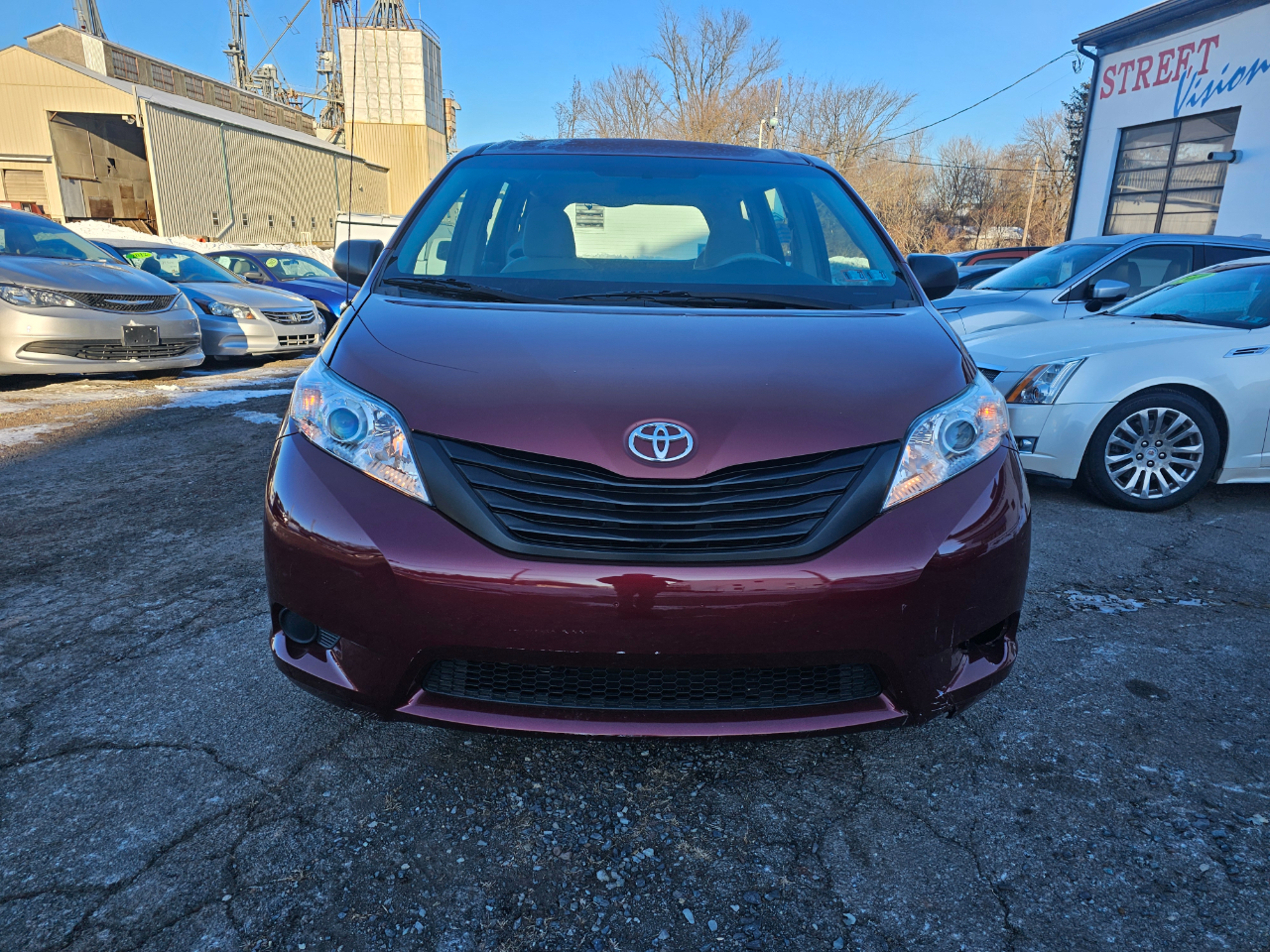 Toyota Sienna Base V6 2011