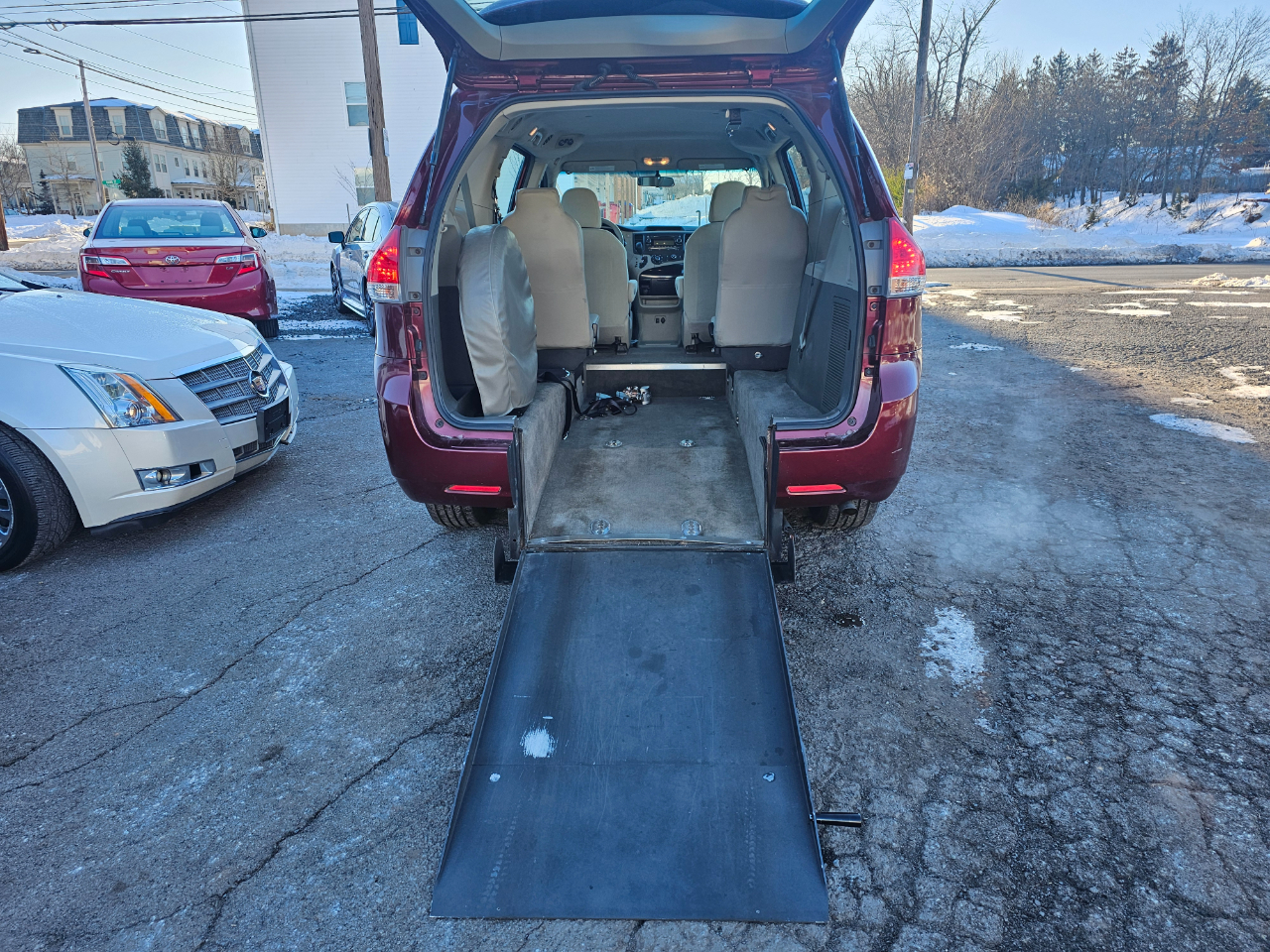 Toyota Sienna Base V6 2011