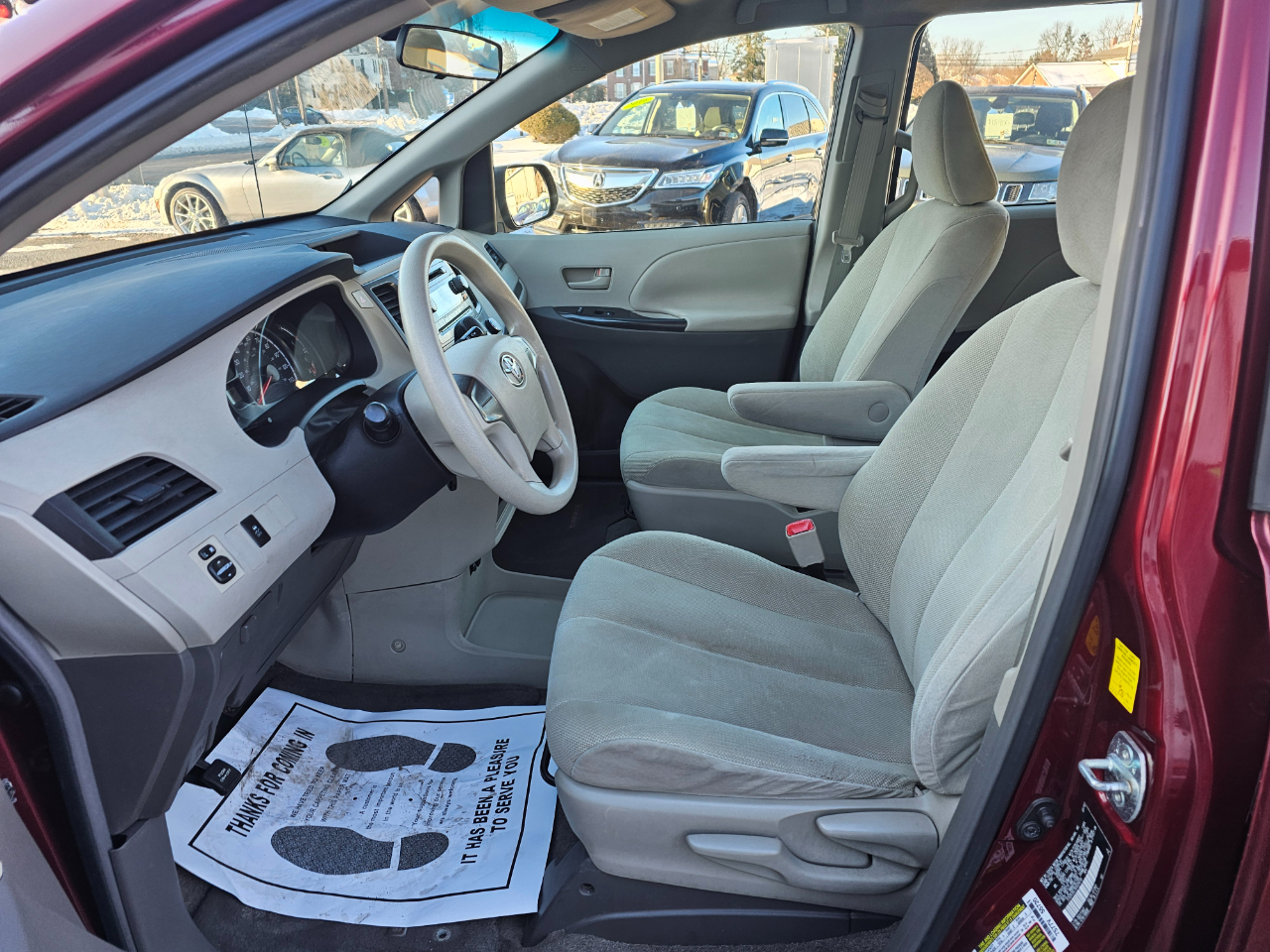 Toyota Sienna Base V6 2011