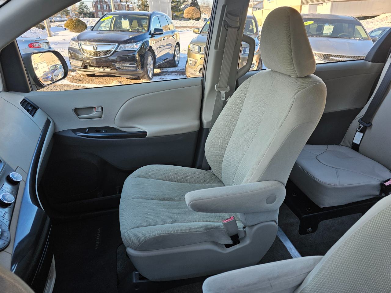 Toyota Sienna Base V6 2011