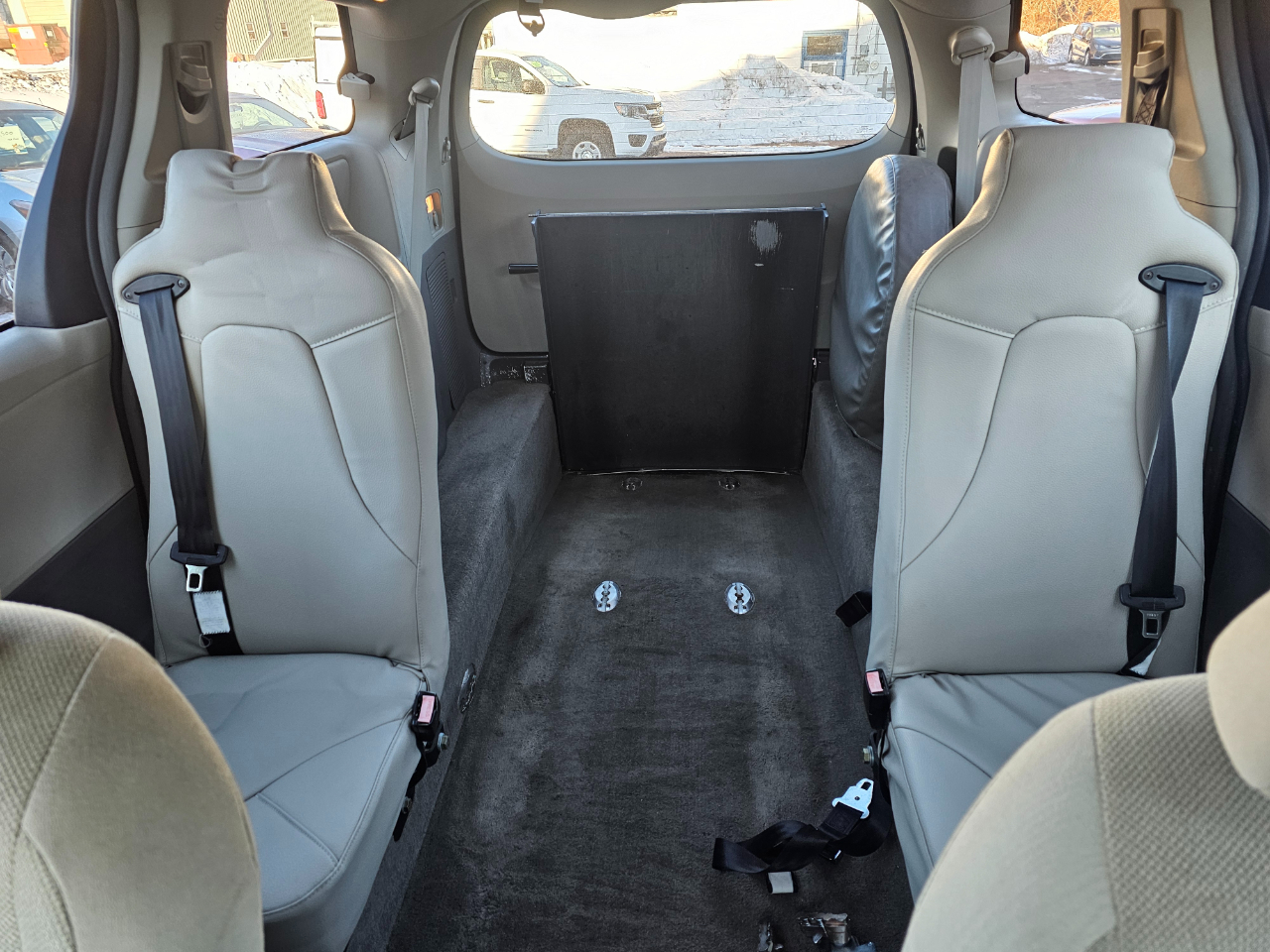 Toyota Sienna Base V6 2011