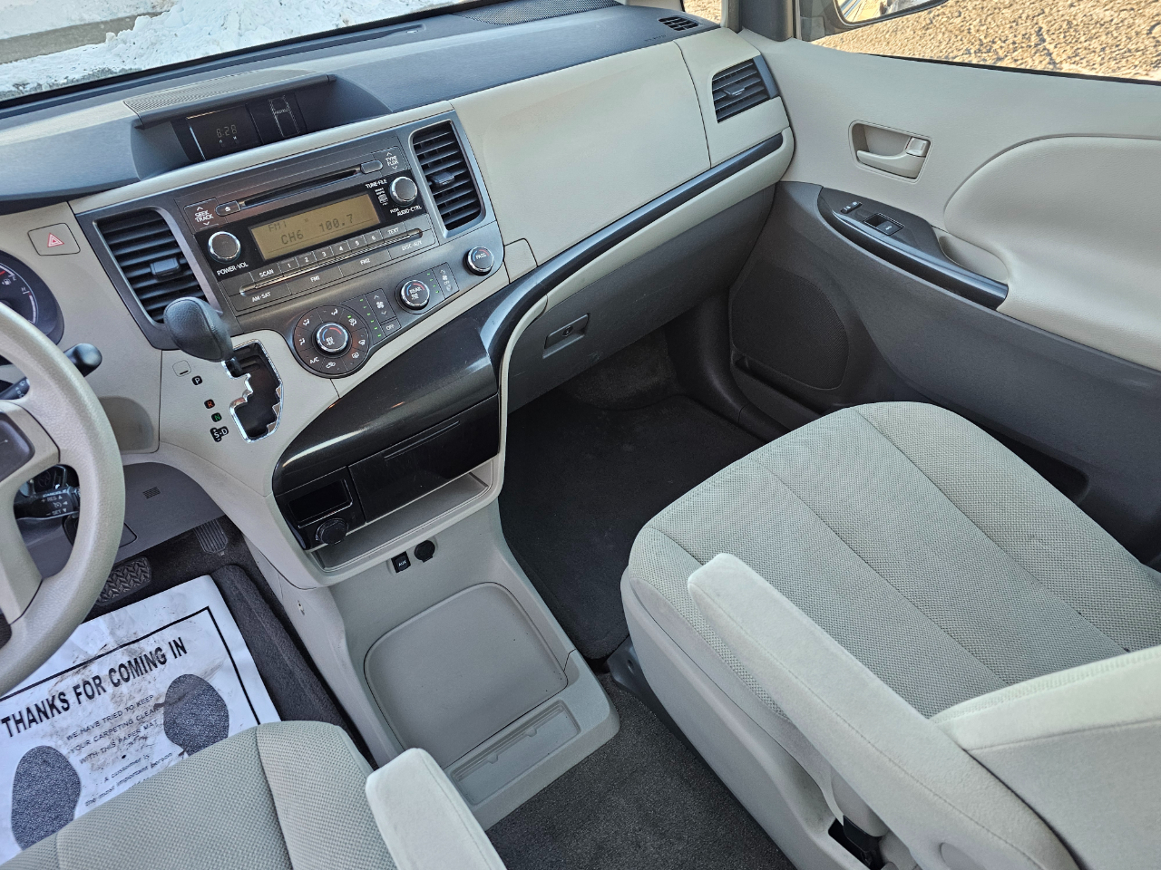 Toyota Sienna Base V6 2011