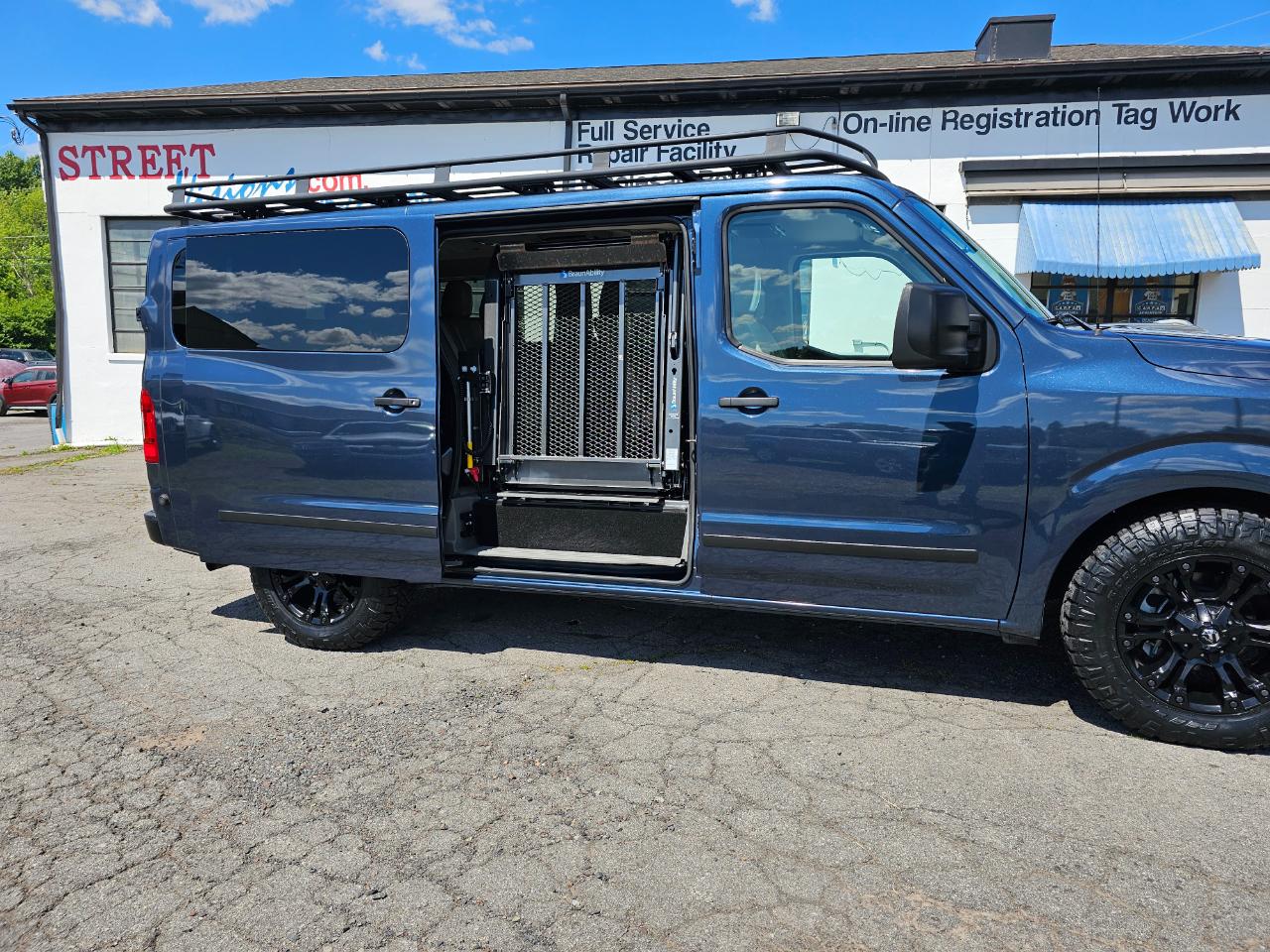 Nissan NV Passenger 3500 SL V8 2021
