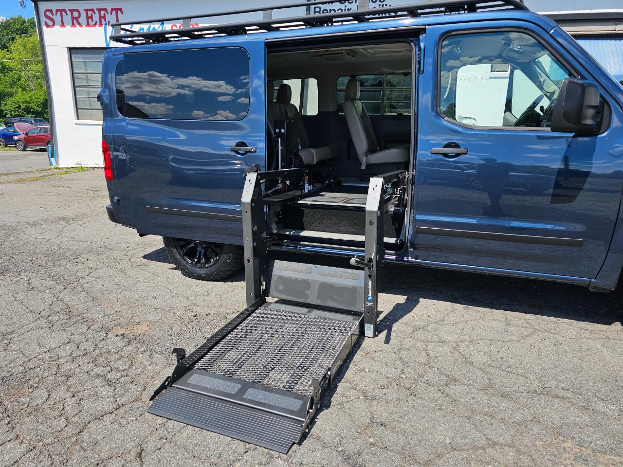 Nissan NV Passenger 3500 SL V8 2021