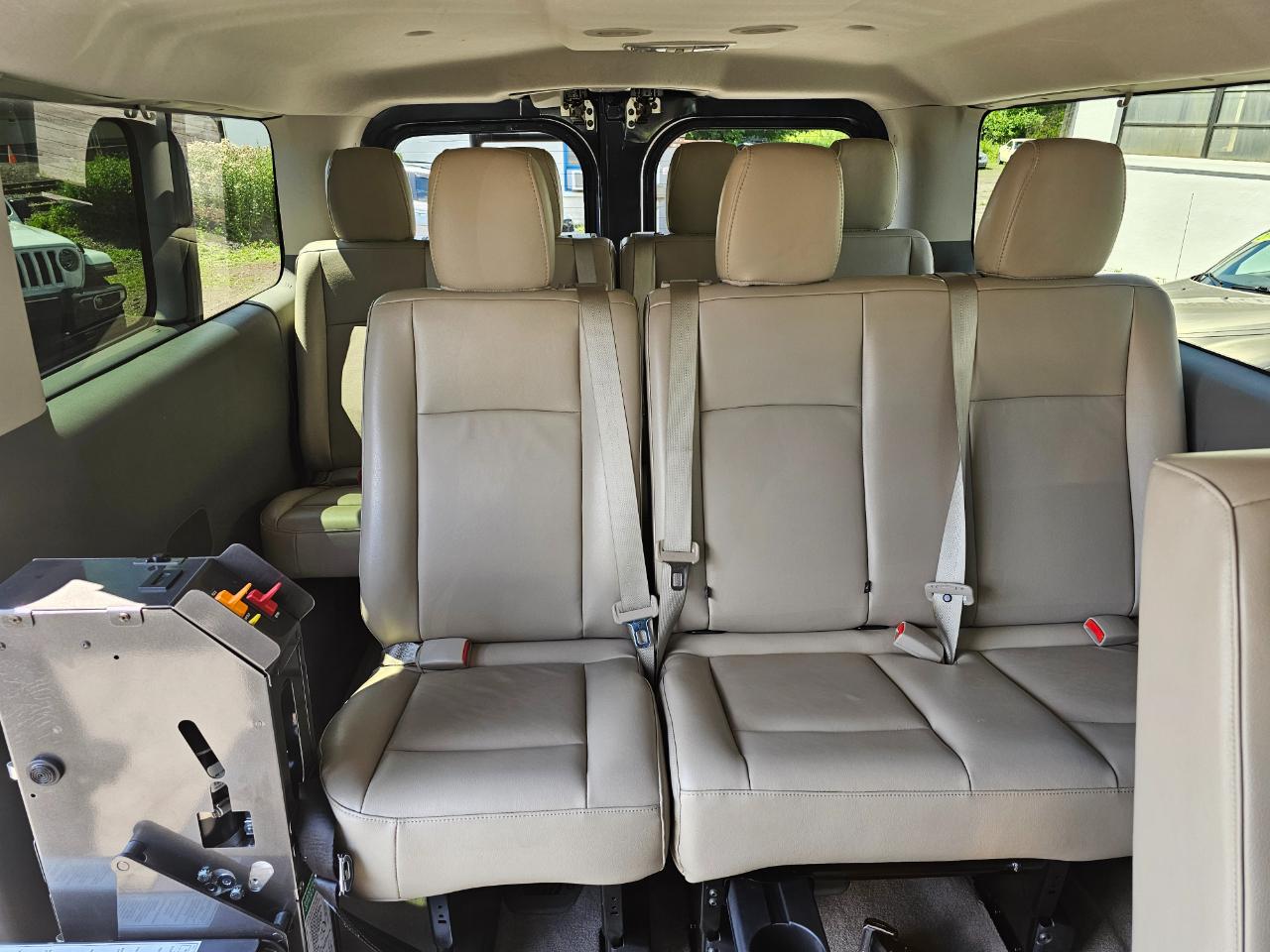 Nissan NV Passenger 3500 SL V8 2021