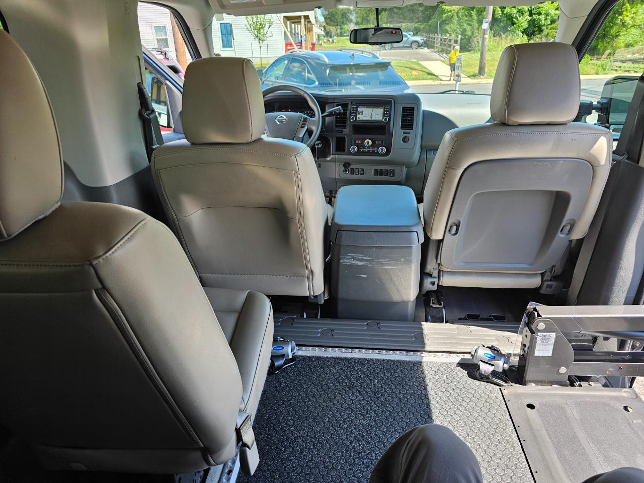 Nissan NV Passenger 3500 SL V8 2021