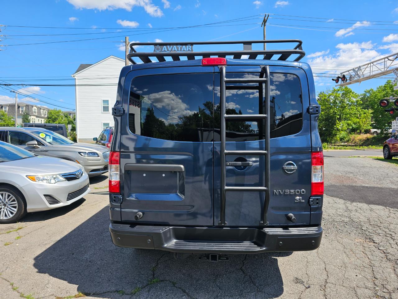 Nissan NV Passenger 3500 SL V8 2021