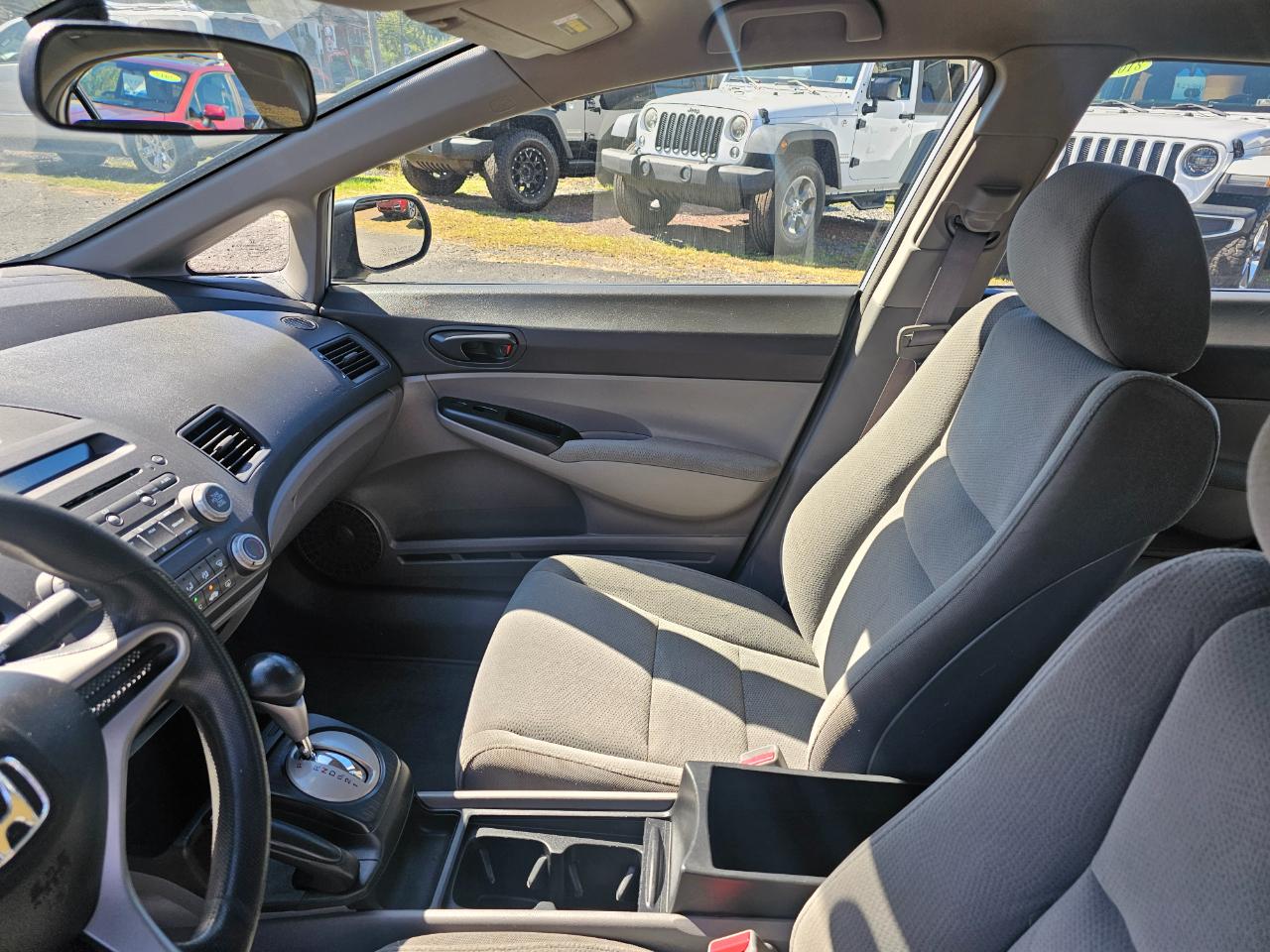 Honda Civic DX-VP Sedan 5-Speed AT 2010