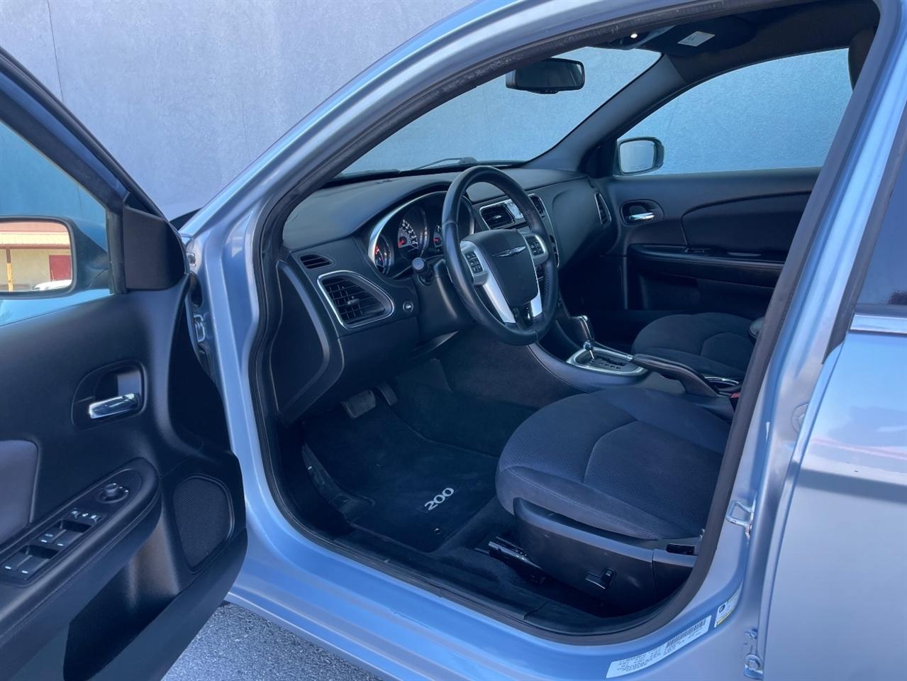 Chrysler 200  2013