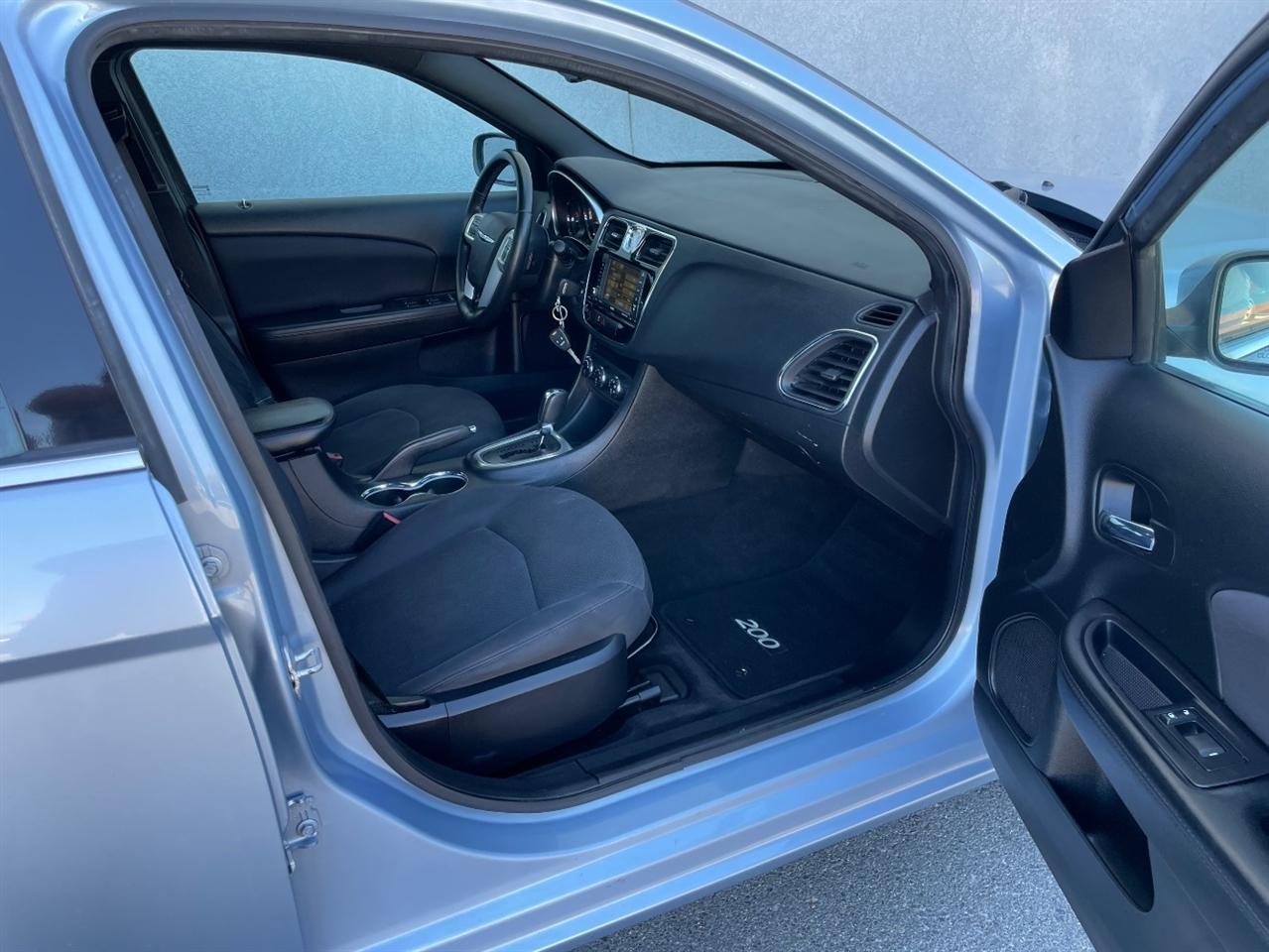 Chrysler 200  2013