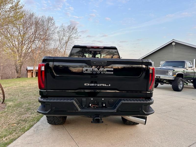 GMC Sierra 2500HD Denali Ultimate Crew Cab 4WD 2024