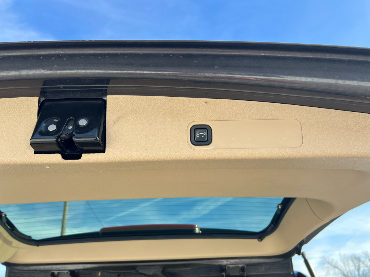 Chevrolet Suburban LTZ 1500 4WD 2011