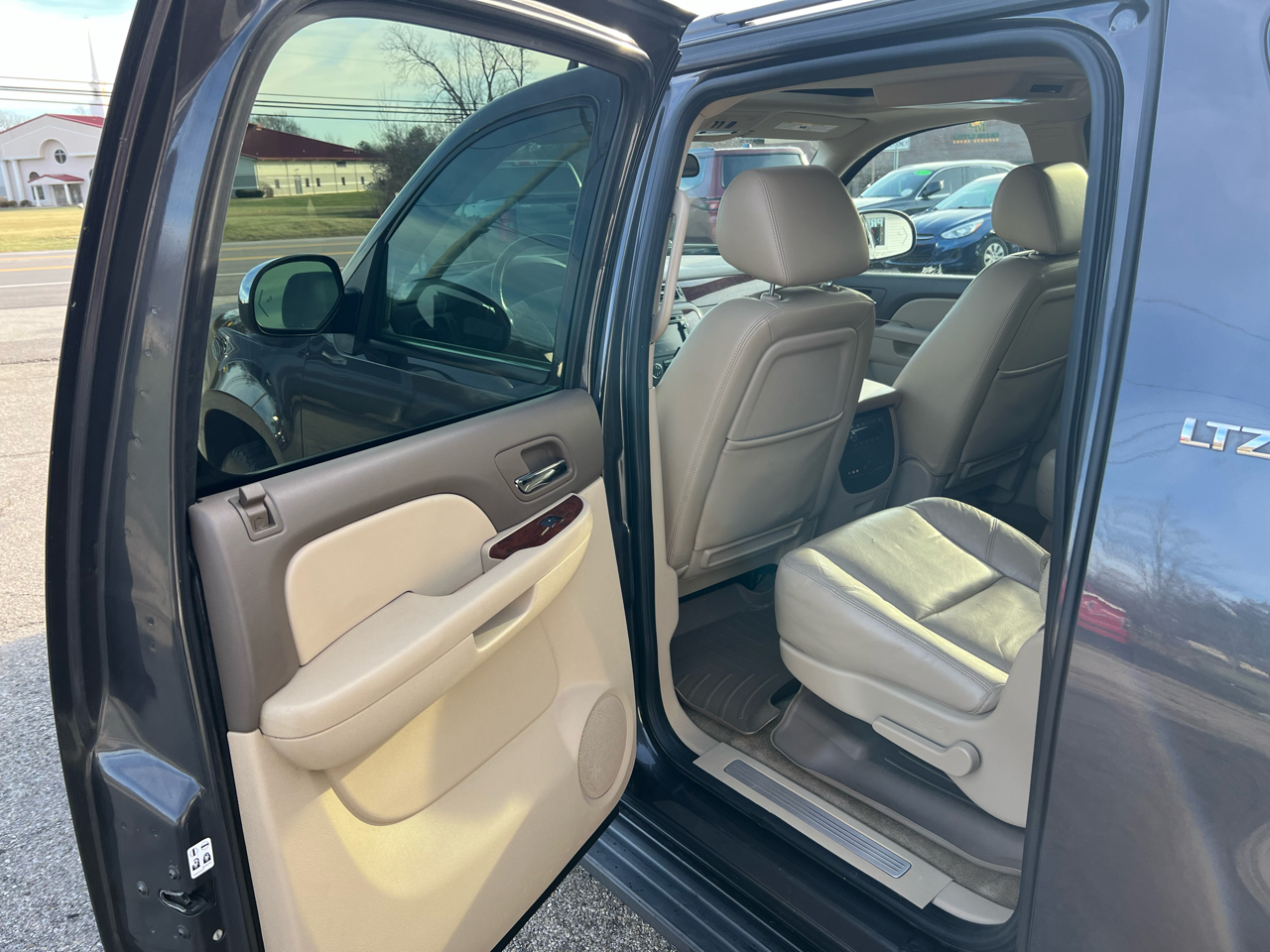 Chevrolet Suburban LTZ 1500 4WD 2011