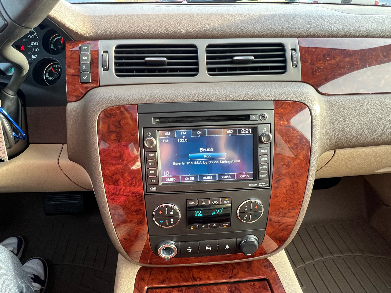 Chevrolet Suburban LTZ 1500 4WD 2011