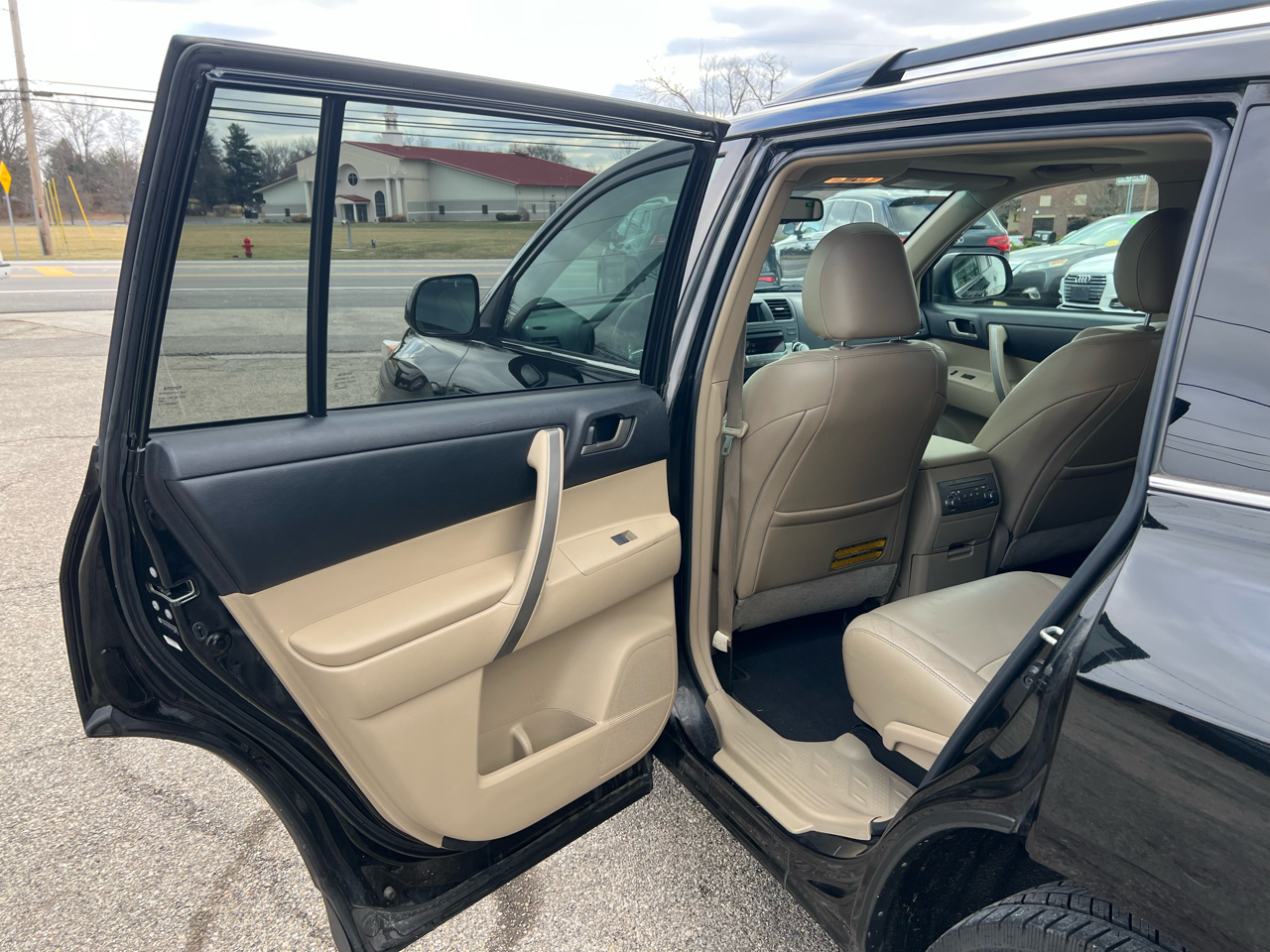 Toyota Highlander Base 2WD V6 2011