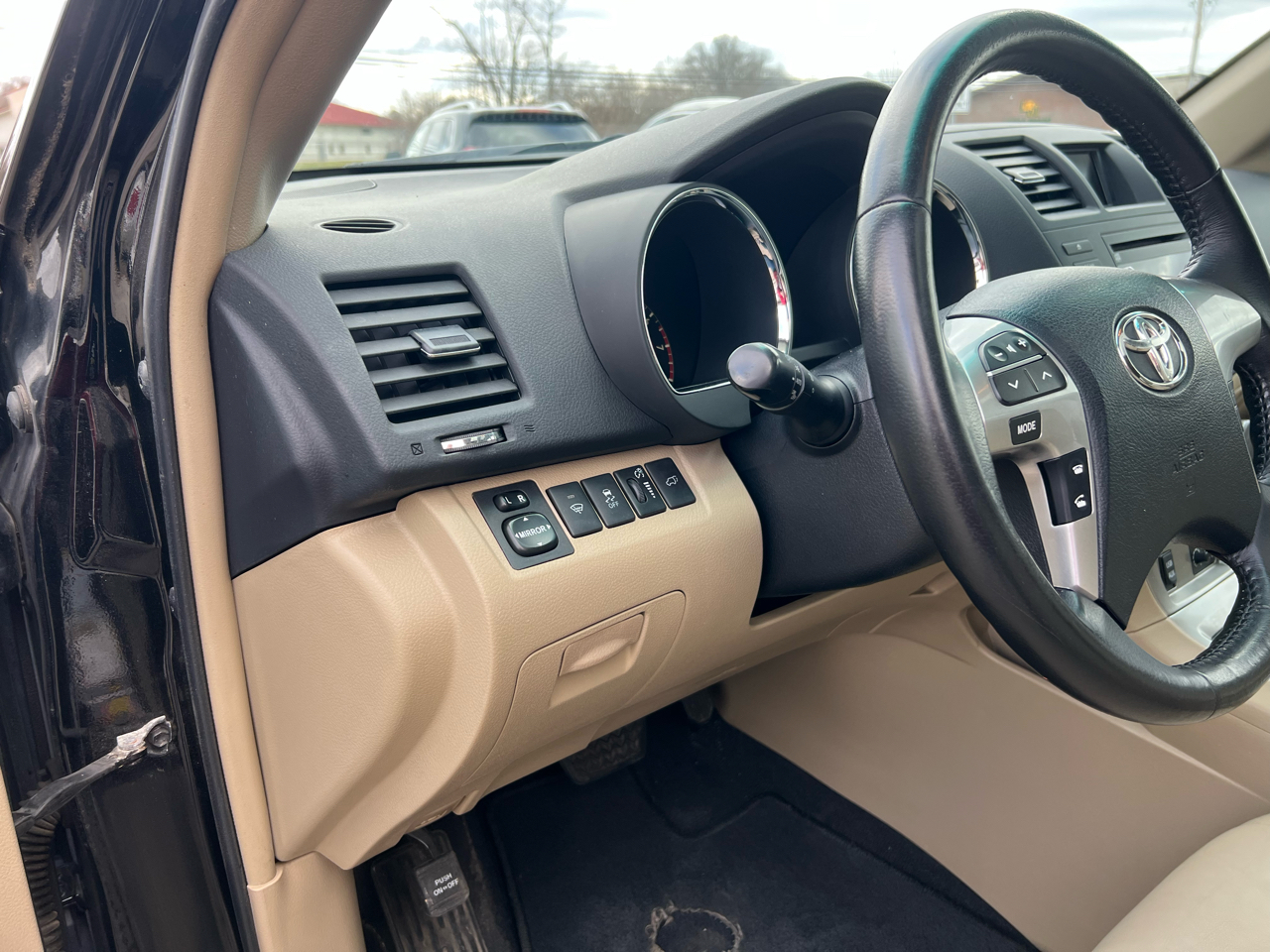 Toyota Highlander Base 2WD V6 2011