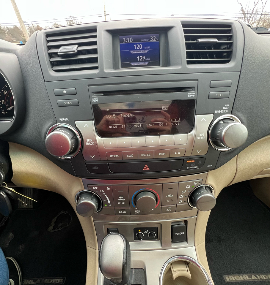 Toyota Highlander Base 2WD V6 2011