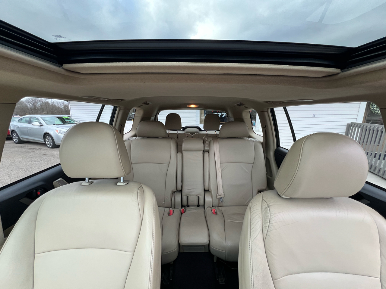 Toyota Highlander Base 2WD V6 2011