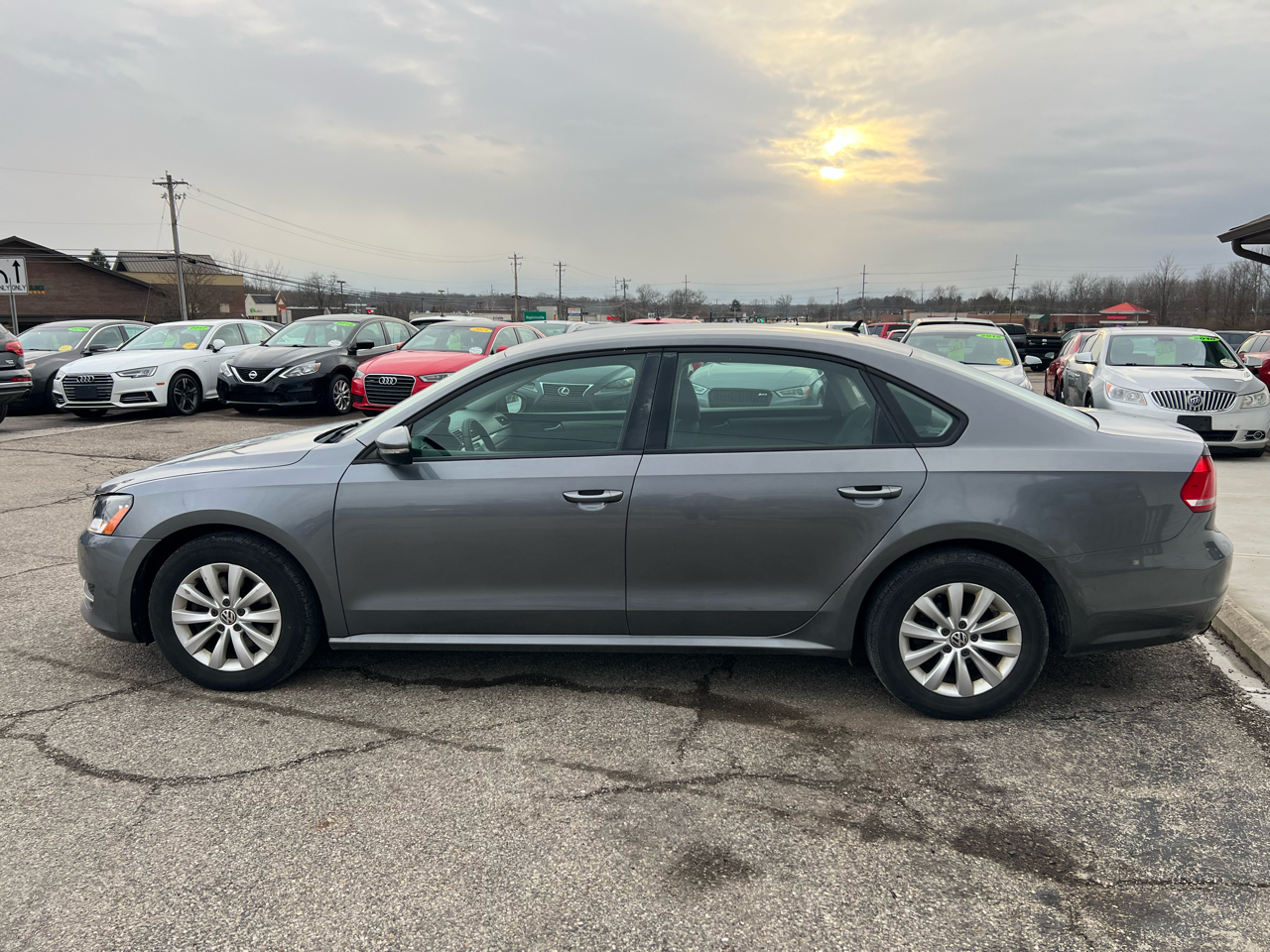 Volkswagen Passat 2.5L S W/Appearance 2012