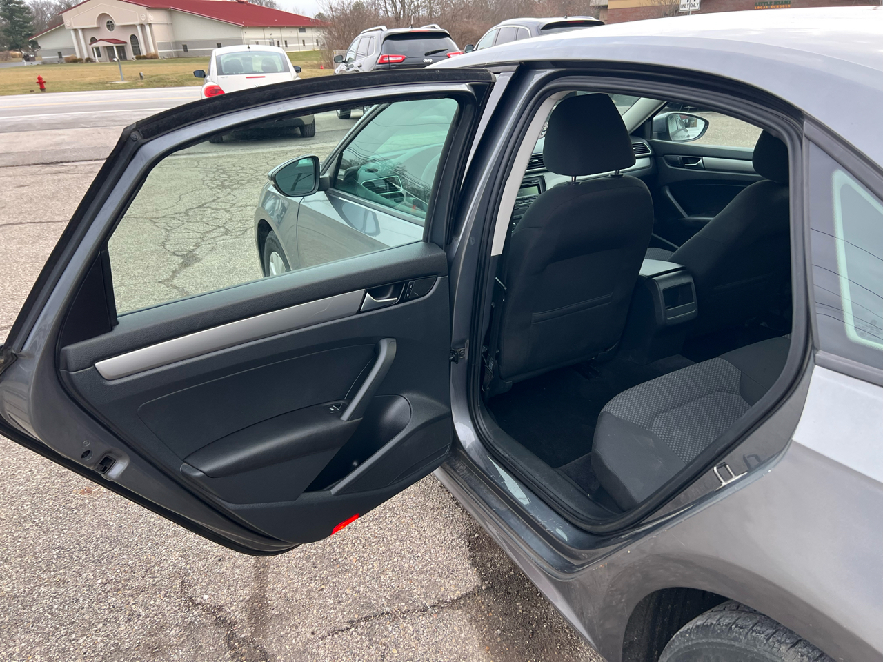 Volkswagen Passat 2.5L S W/Appearance 2012