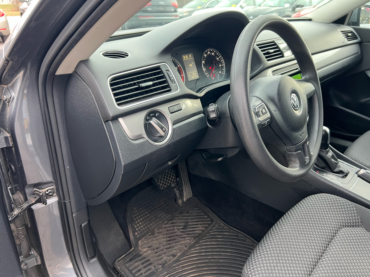 Volkswagen Passat 2.5L S W/Appearance 2012