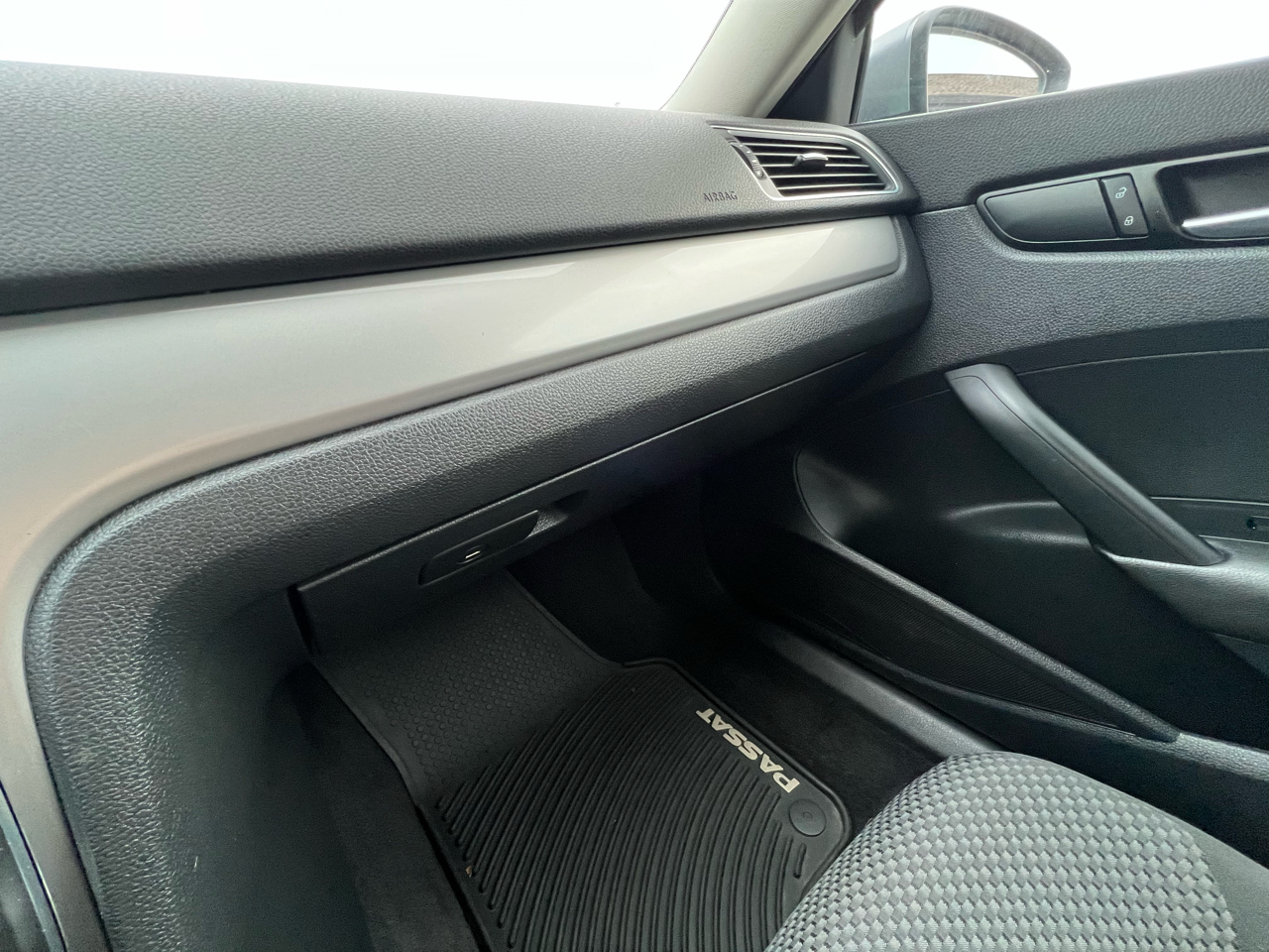 Volkswagen Passat 2.5L S W/Appearance 2012