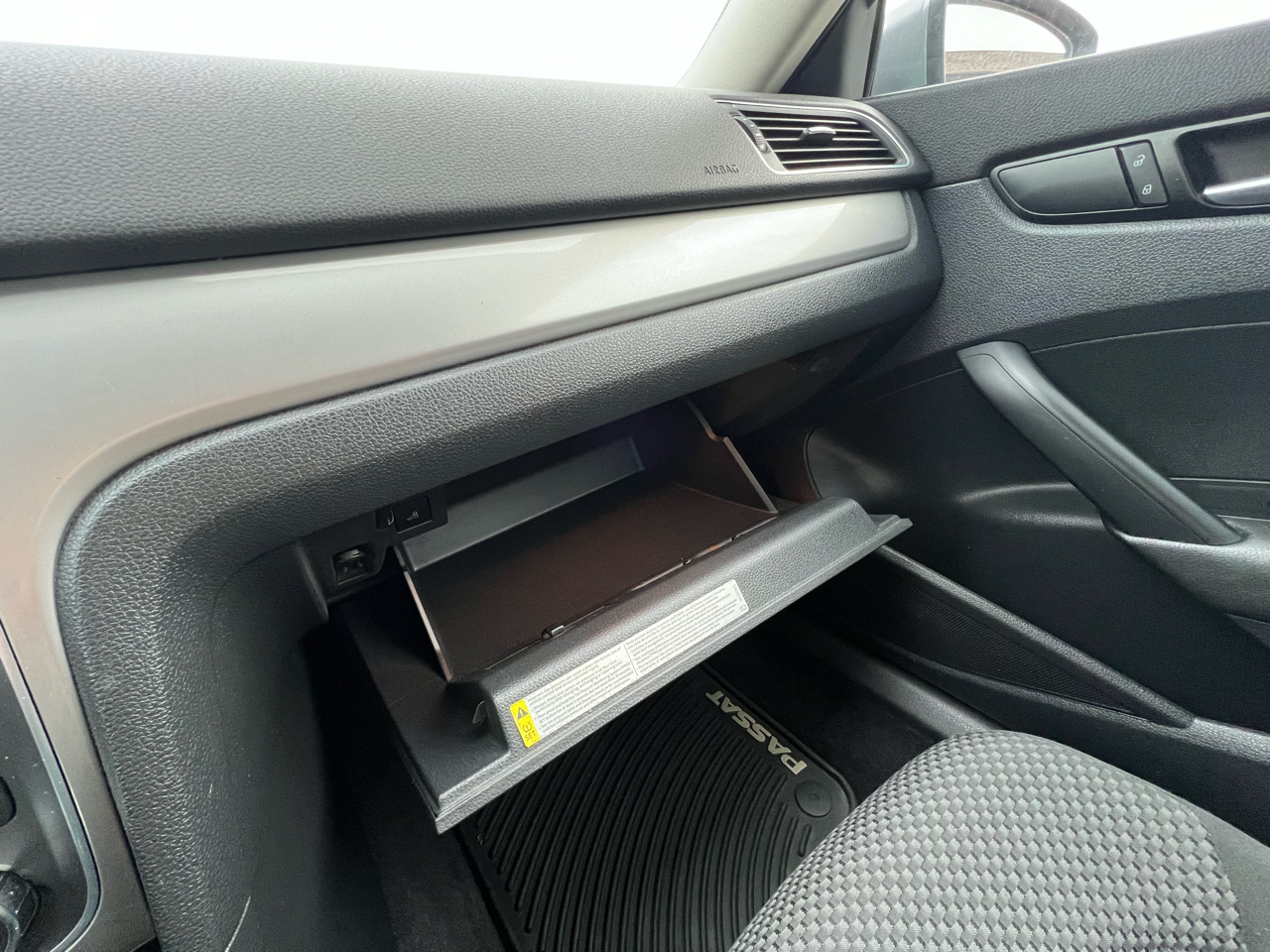 Volkswagen Passat 2.5L S W/Appearance 2012