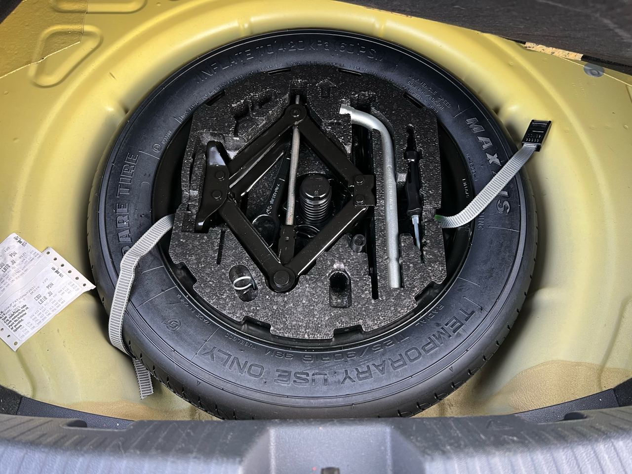 Volkswagen Beetle 2.5L w/Sunroof Sound & Nav 2013