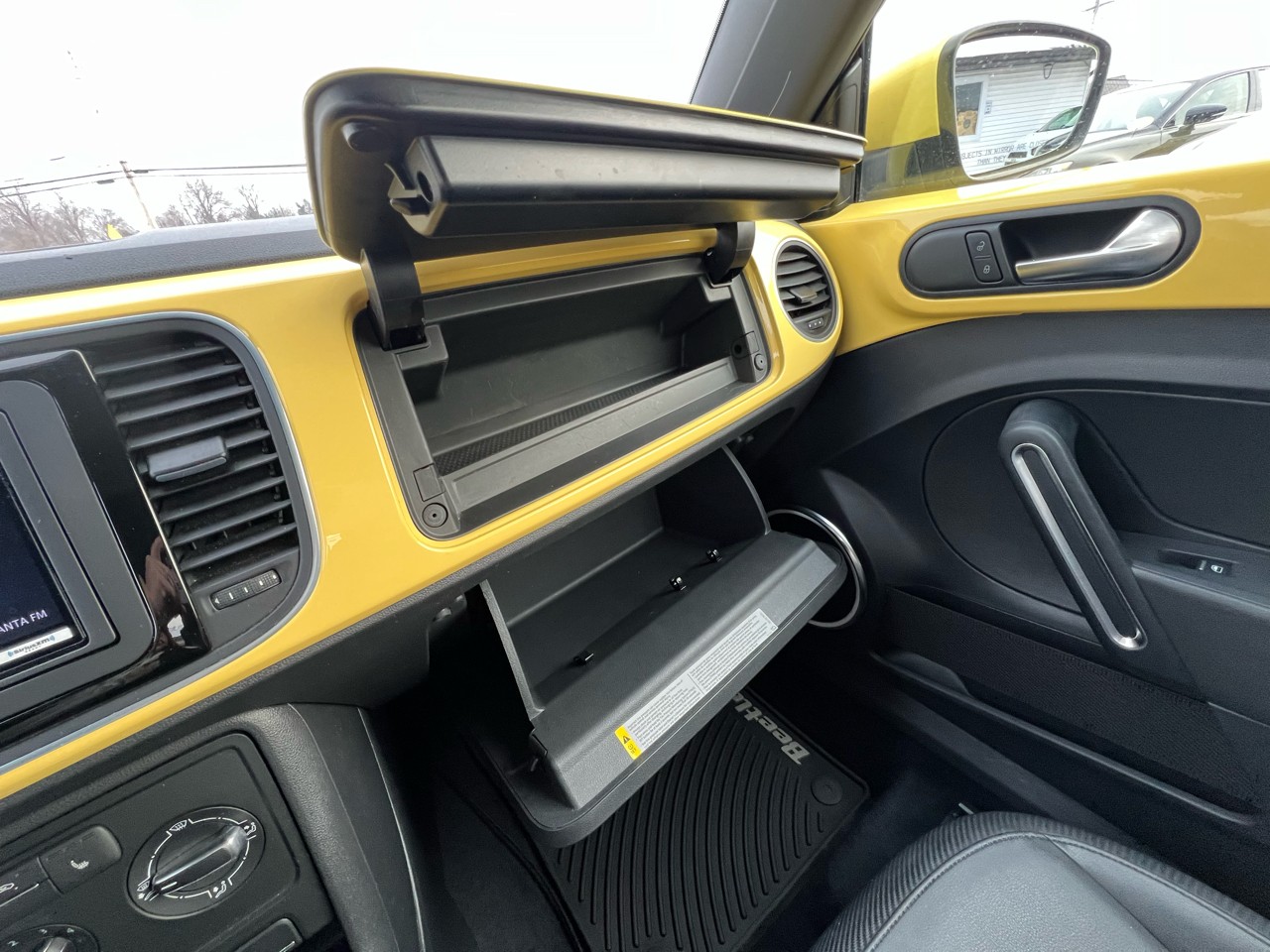 Volkswagen Beetle 2.5L w/Sunroof Sound & Nav 2013