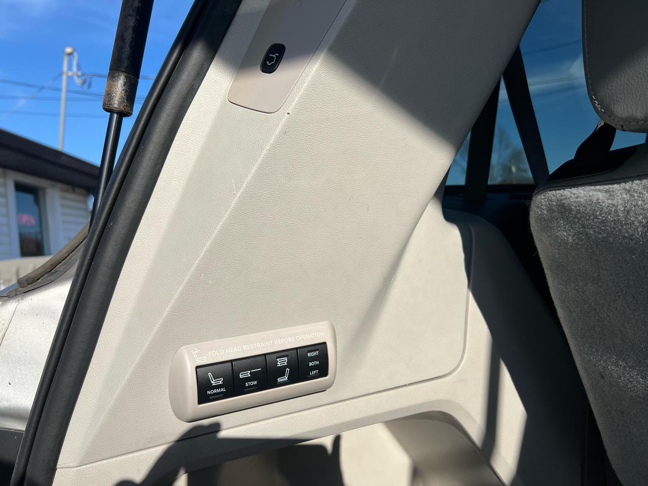 Volkswagen Routan SEL 2012