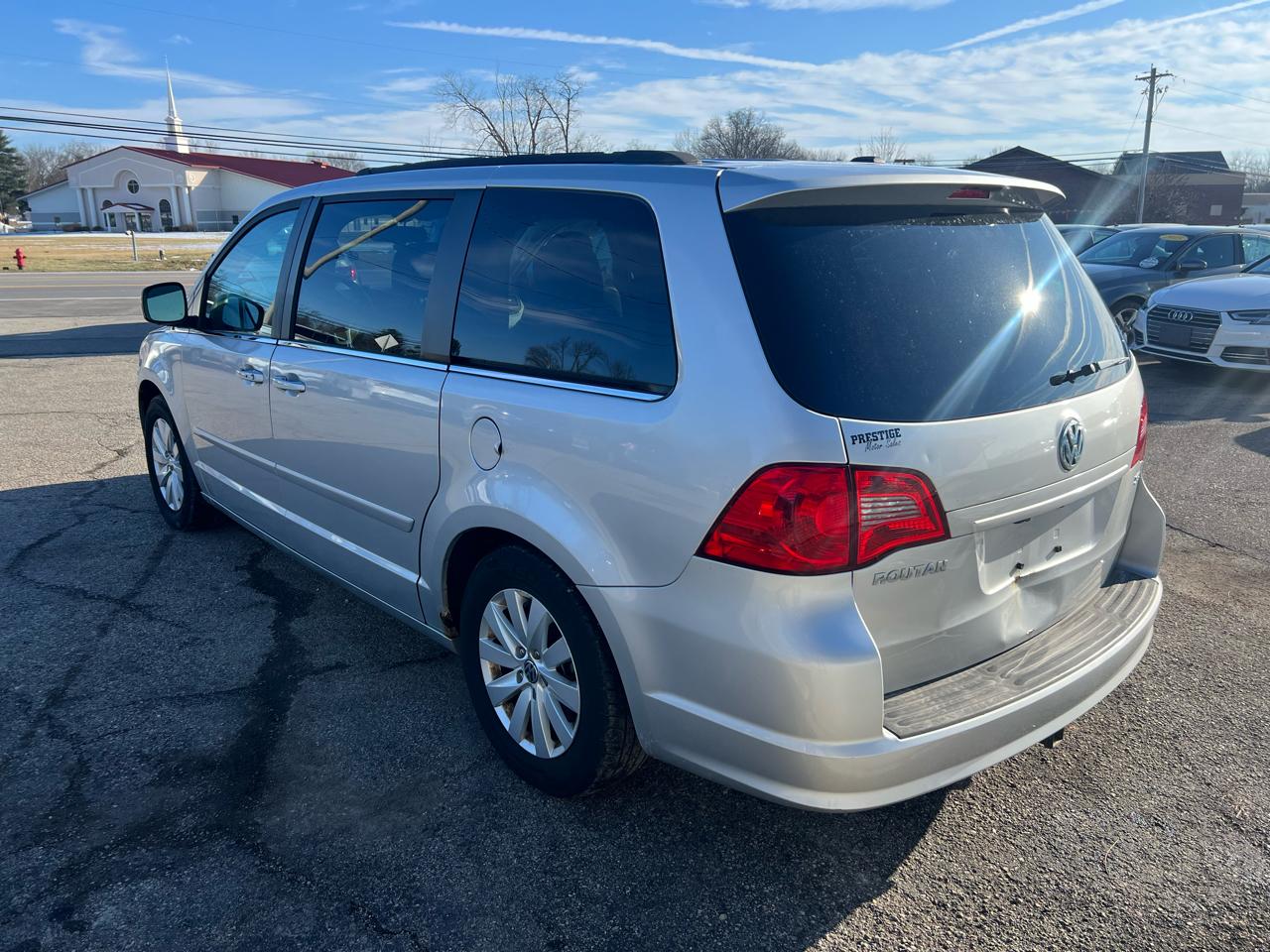 Volkswagen Routan SEL 2012