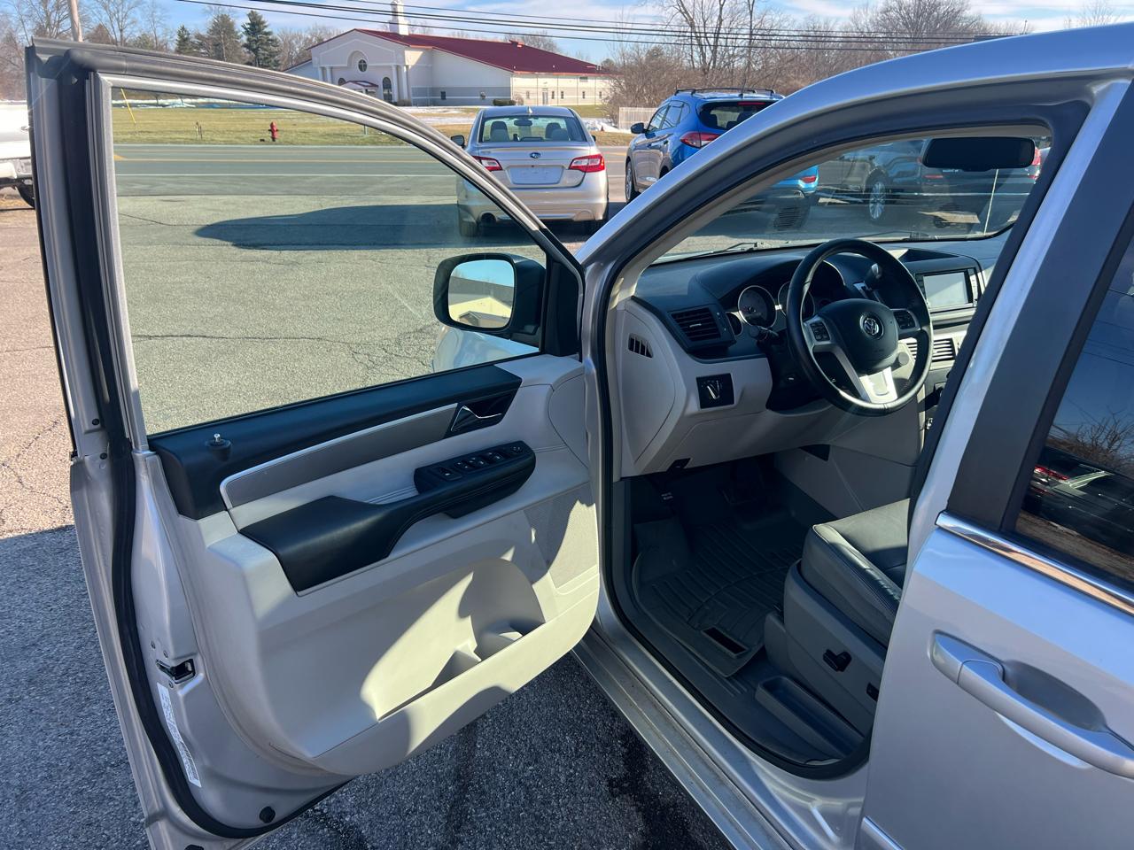 Volkswagen Routan SEL 2012