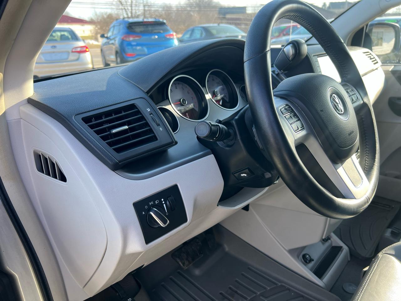 Volkswagen Routan SEL 2012